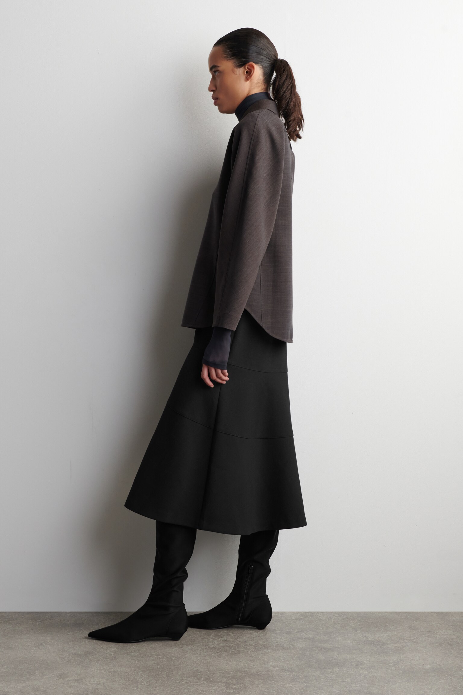 חולצה עם צווארון עגול מבד צמר מעורב - חום - 5