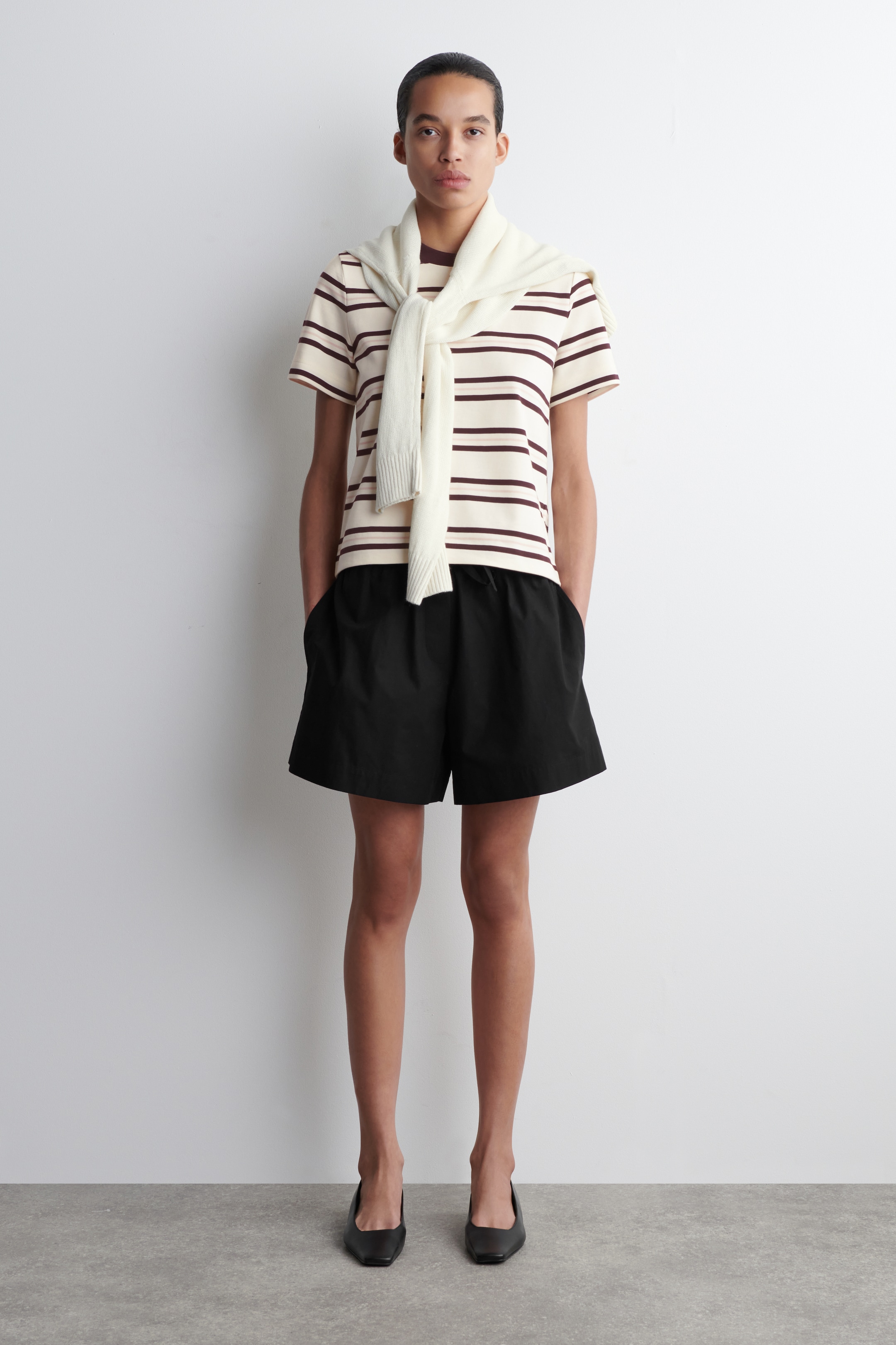 Visualizza immagine più grande: T-SHIRT LINEARE DAL TAGLIO REGOLARE - BIANCO / BORDEAUX / RIGHE - DONNA | H&M IT 2