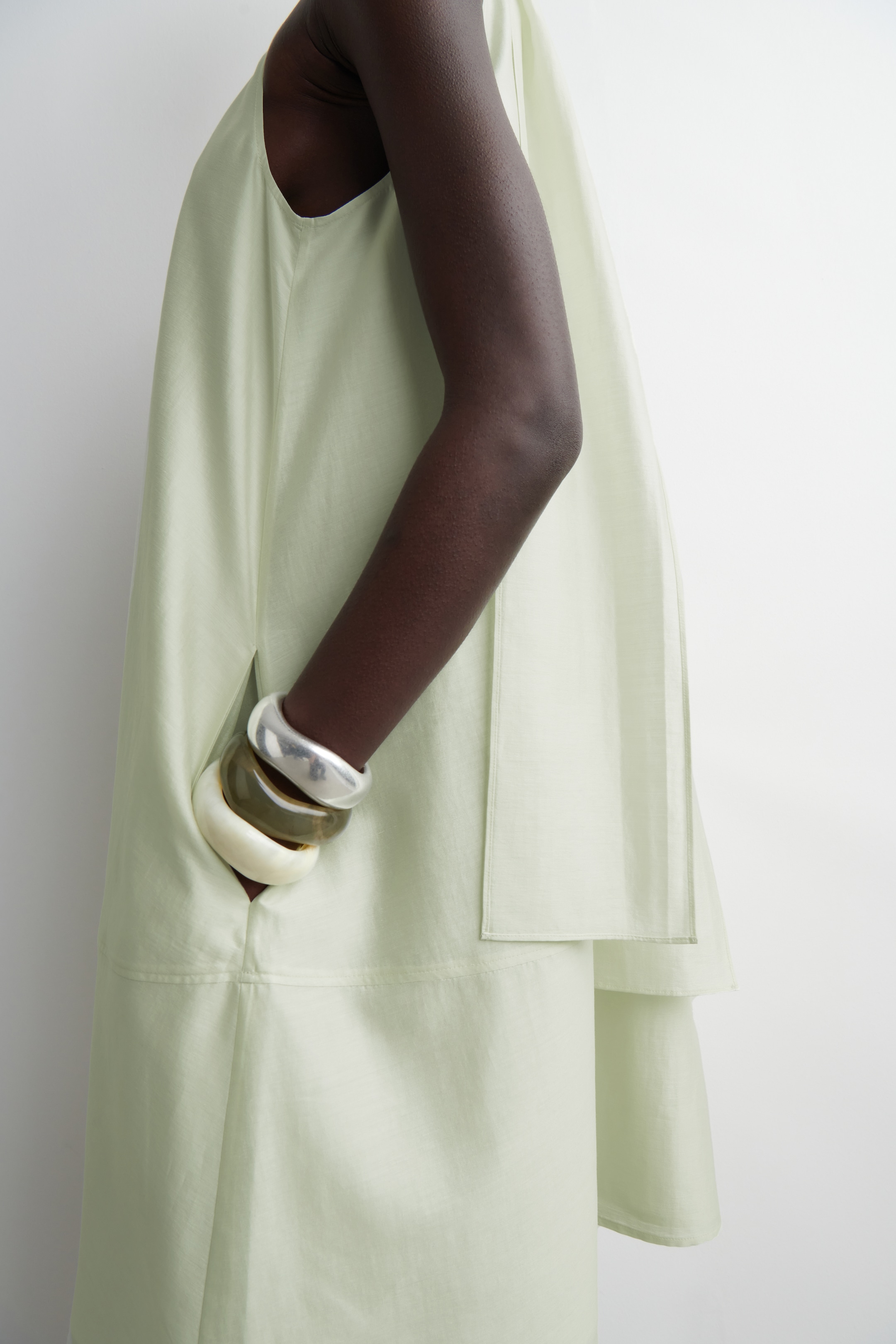 Ver imagen más grande: VESTIDO CORTO FLUIDO CON CUELLO HALTER - VERDE CLARO - MUJER | H&M ES 5