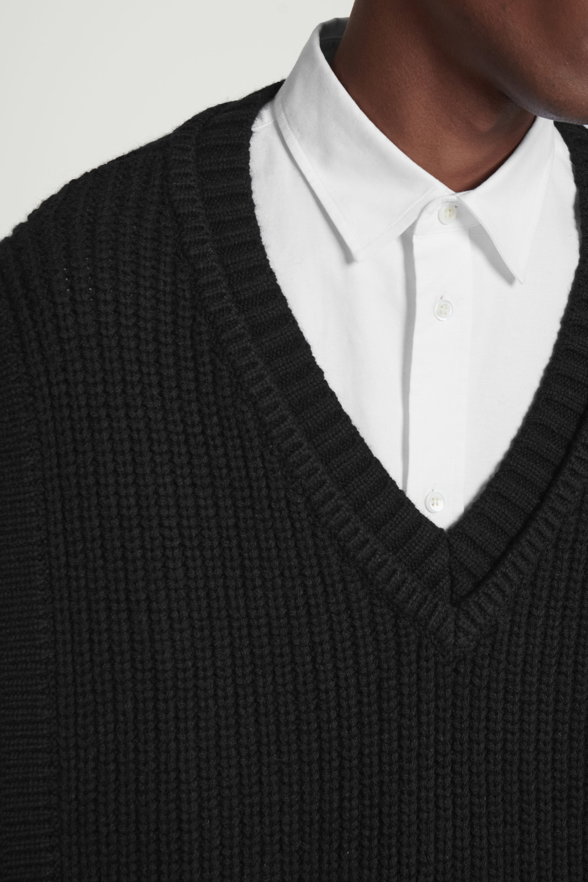 SATUR★韓国★人気★LAUSANNE V-Neck Collar Sweatshirts 2色 SATUR☆韓国☆人気☆LAUSANNE V-Neck Collar Sweatshirts 2色