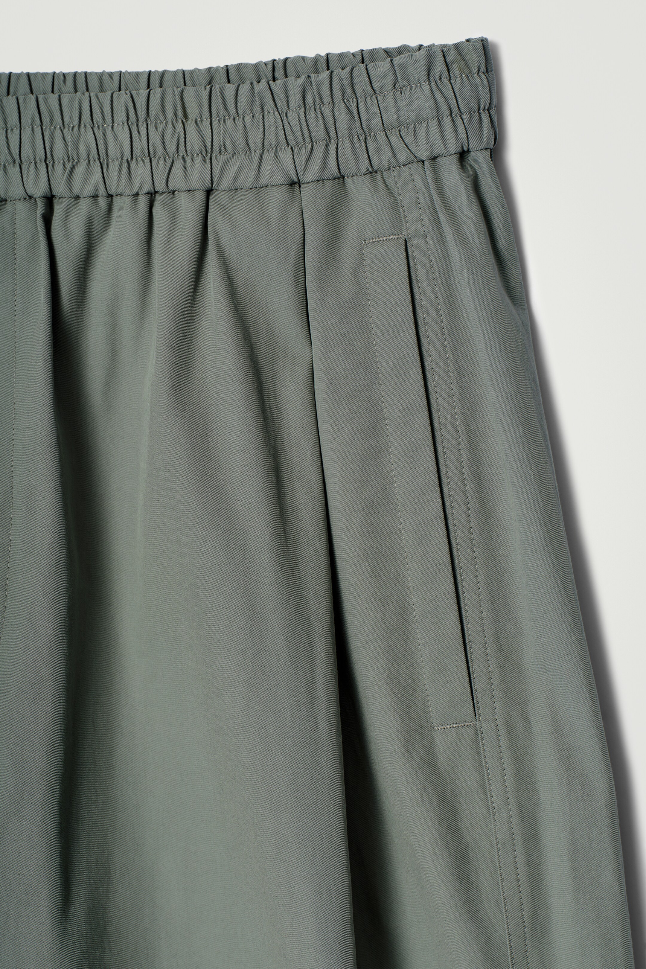 Ver imagen más grande: PANTALÓN ANCHO CROP CON CINTURA ELÁSTICA - VERDE - HOMBRE | H&M ES 6