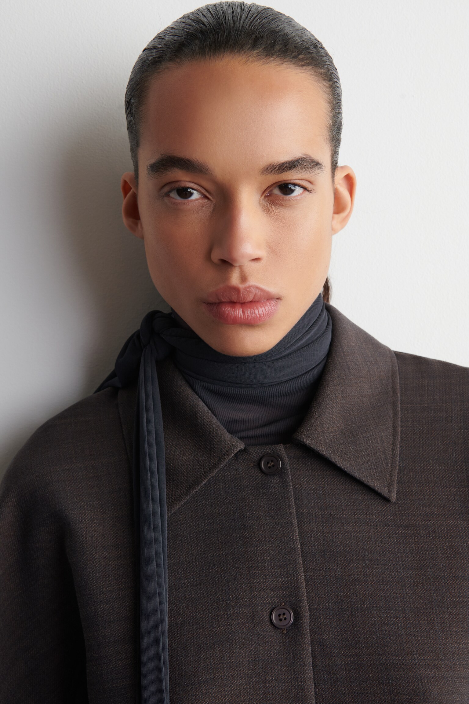 חולצה עם צווארון עגול מבד צמר מעורב - חום - 6