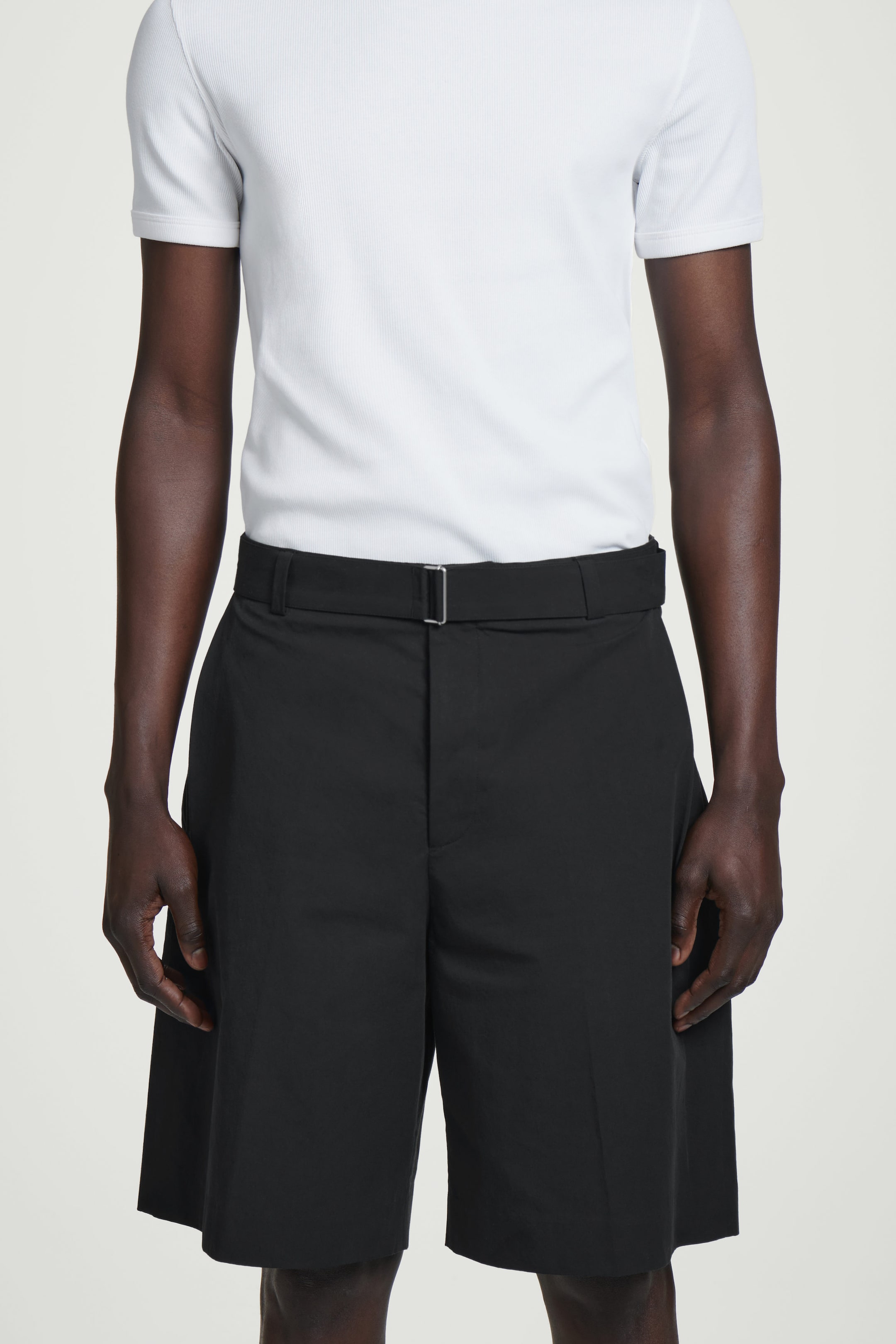 SKRÄDDADE SHORTS MED BÄLTE