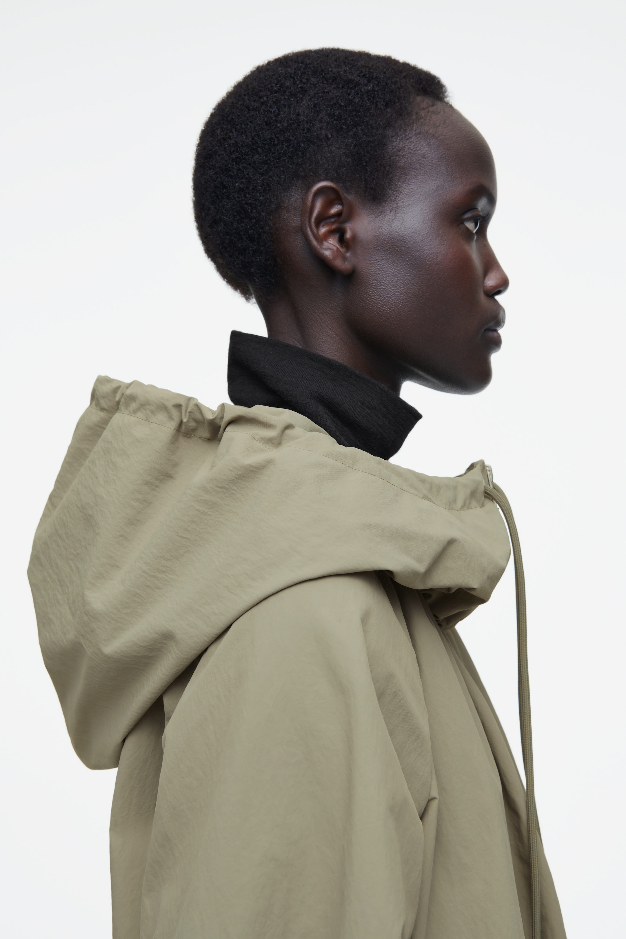 PARKA TÉCNICA CON CAPUCHA