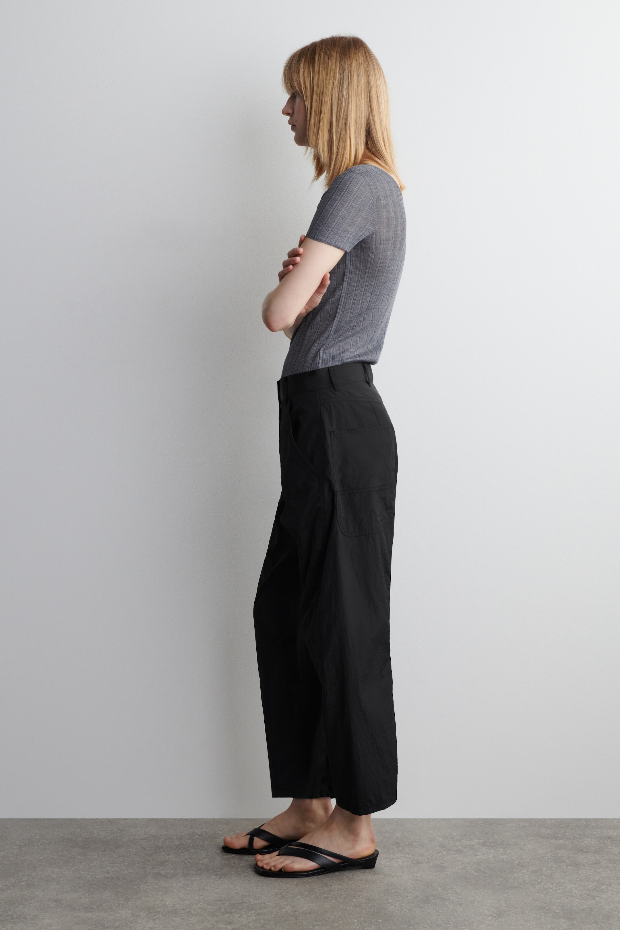 Grotere afbeelding bekijken: NYLON BROEK MET TROMPETPANTALON - ZWART - DAMES | H&M NL 3