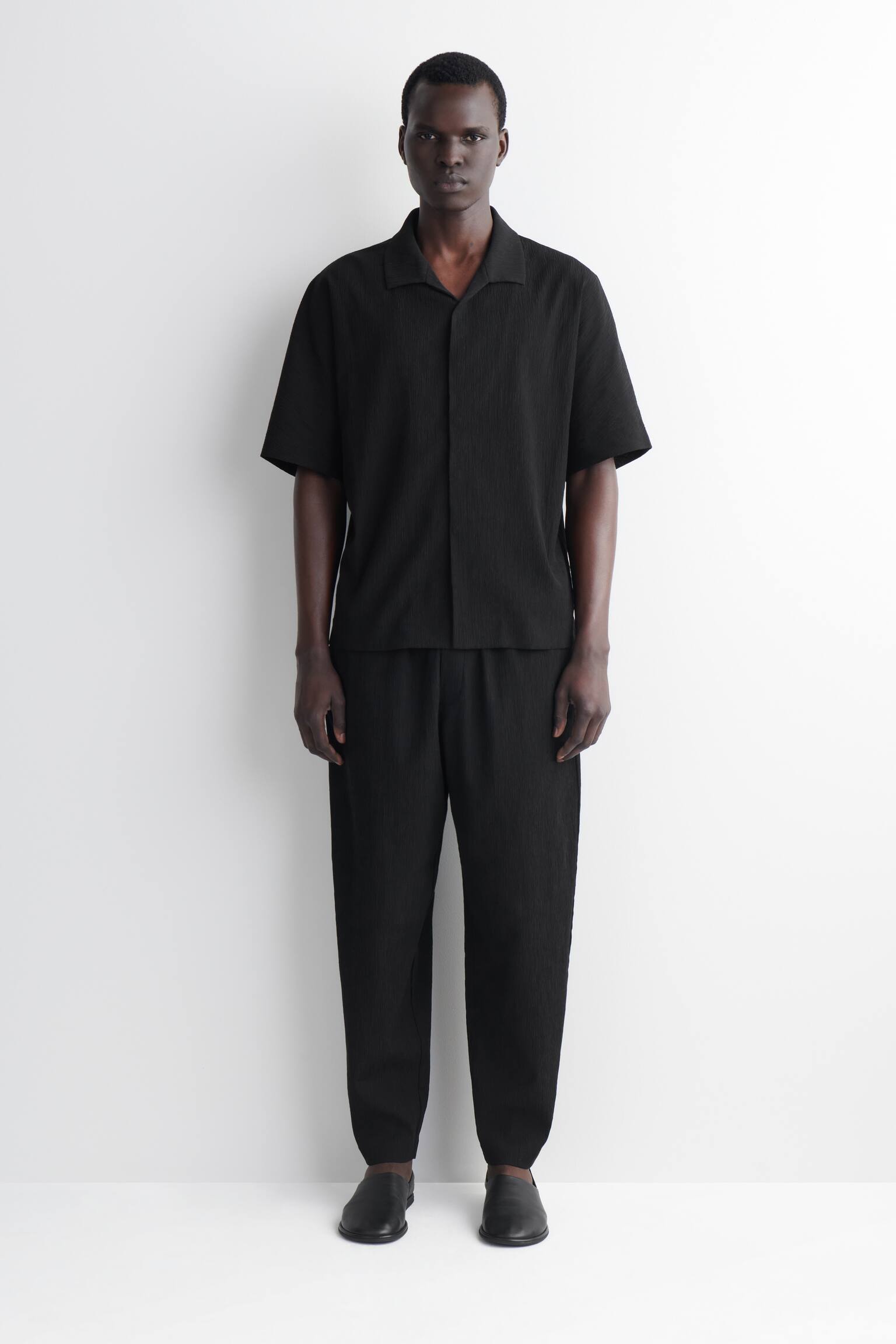 SCHMAL ZULAUFENDE BAUMWOLLHOSE IN KNITTEROPTIK - SCHWARZ/DUNKELGRÜN - 1