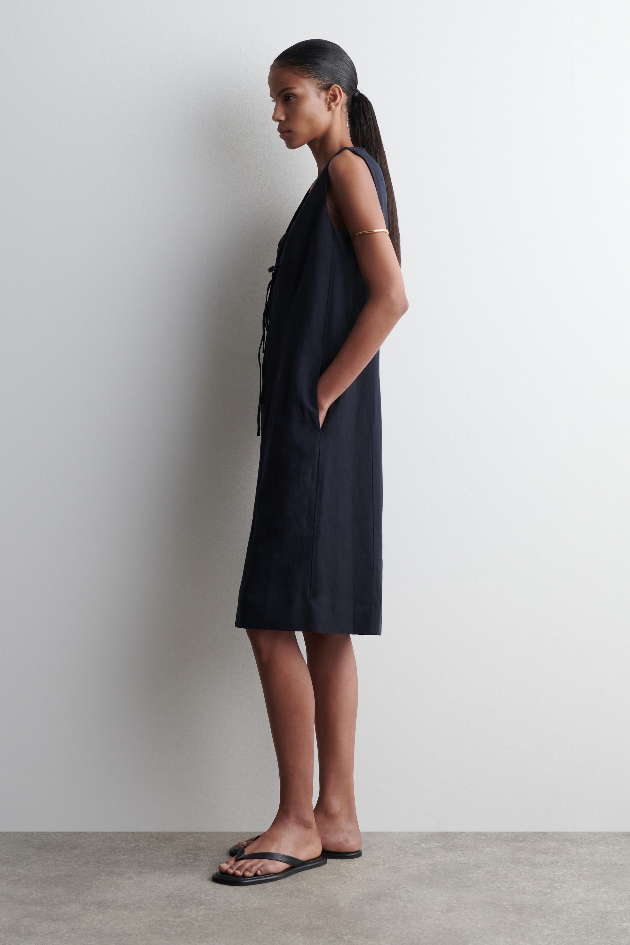 LINENBLEND TIEFRONT MIDI DRESS