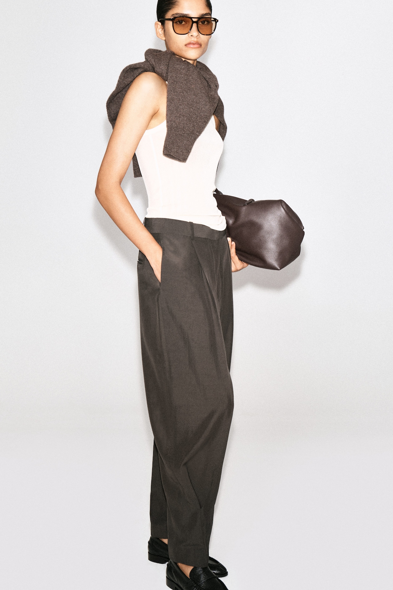 PLEATED BALLOON-LEG PANTS — BROWN