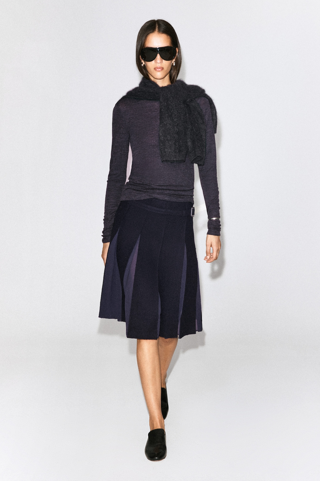 BELTED PLEATED WOOL-BLEND SKIRT — NAVY