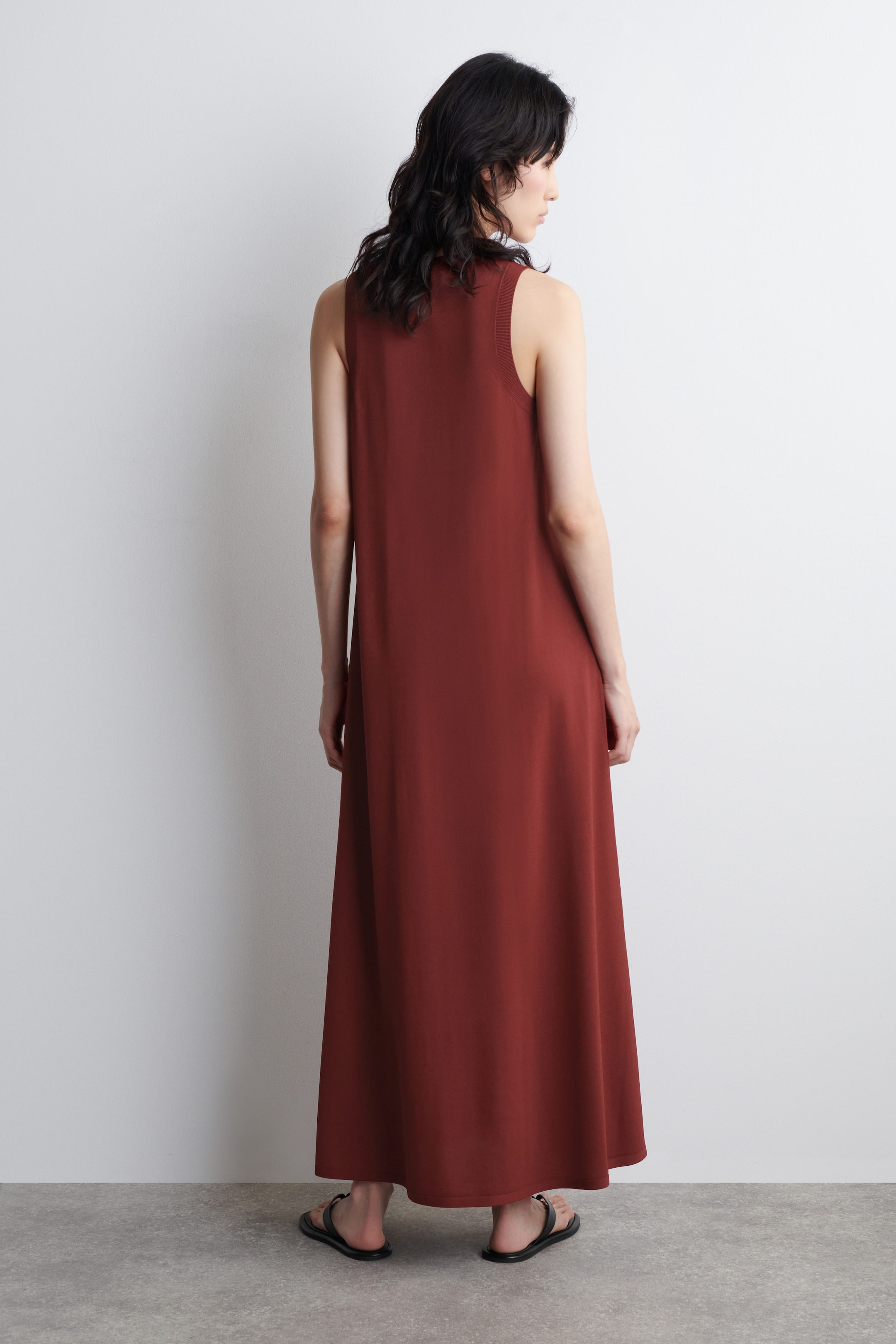 SLEEVELESS KNITTED MIDI DRESS