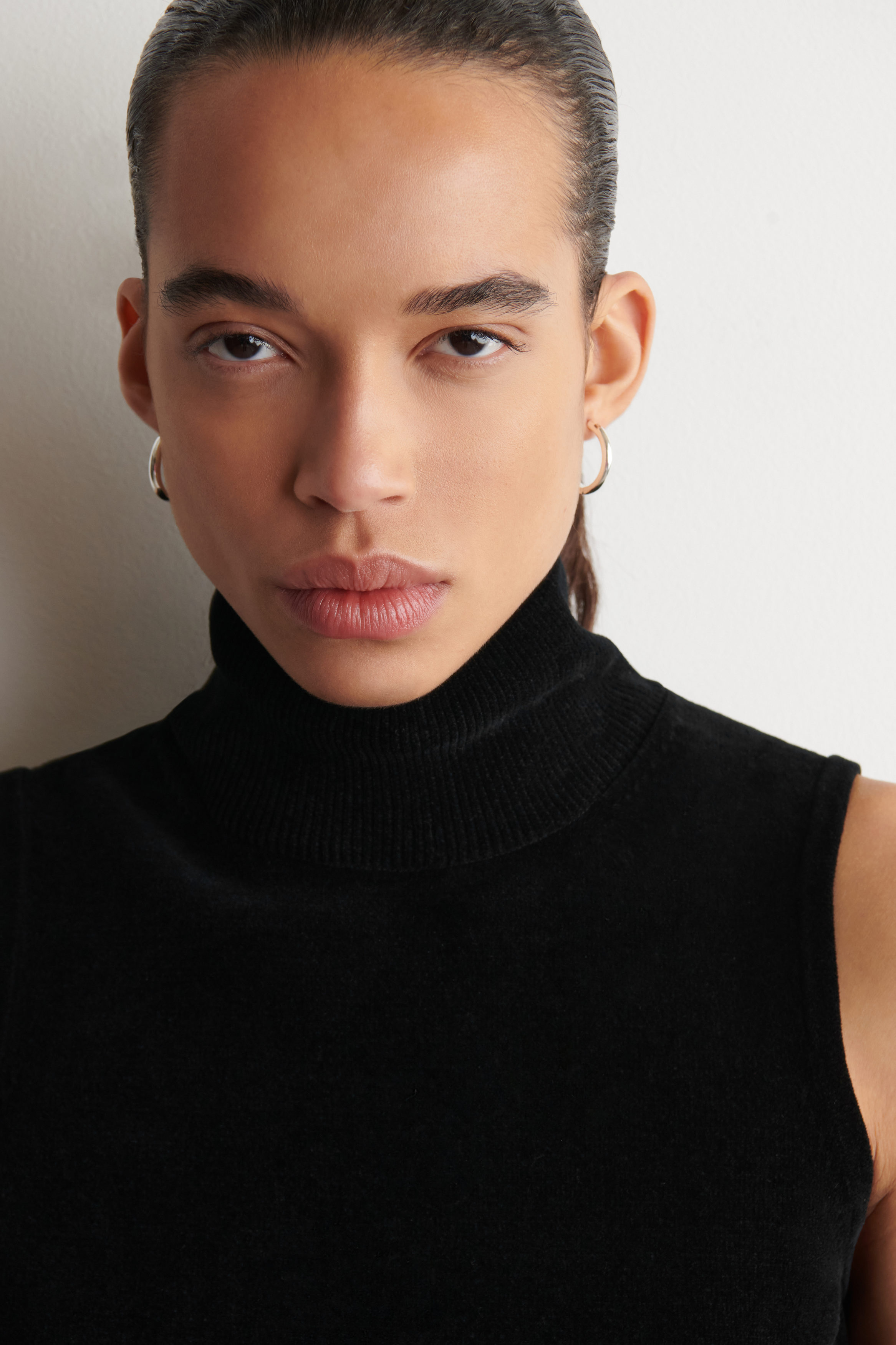 CHENILLE MOCK-NECK VEST - BLACK | COS US