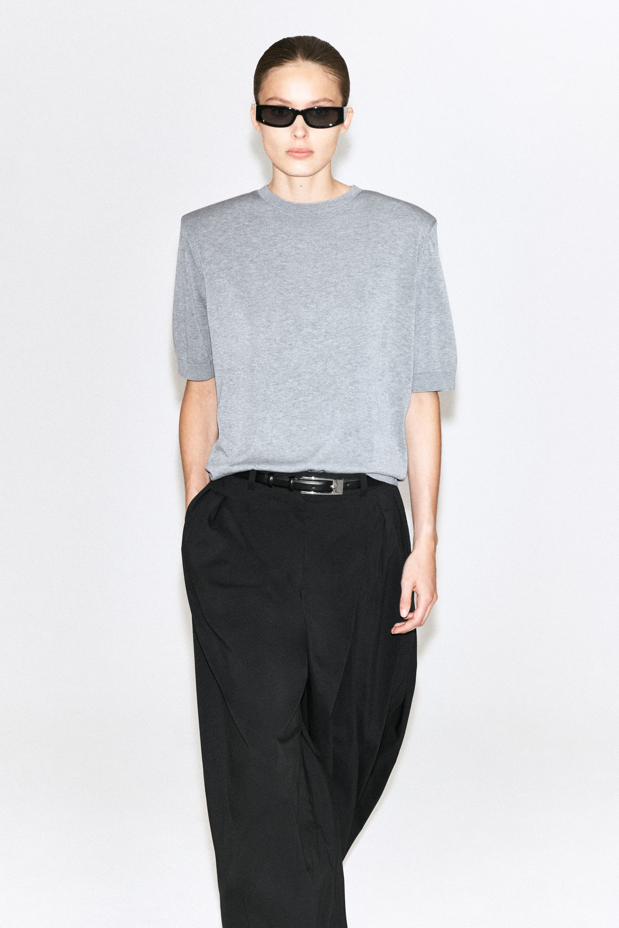 הצגת תמונה גדולה יותר: SCULPTED-SHOULDER SILK-COTTON T-SHIRT - אפור מלנג' - Ladies | H&M IL 1