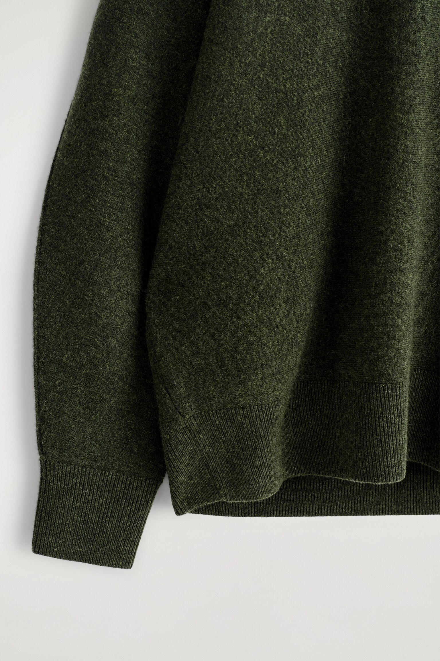 OVÁLNÝ DVOJITĚ PŘELOŽENÝ VLNĚNÝ SVETR - DARK GREEN/GREY MÉLANGE - 4