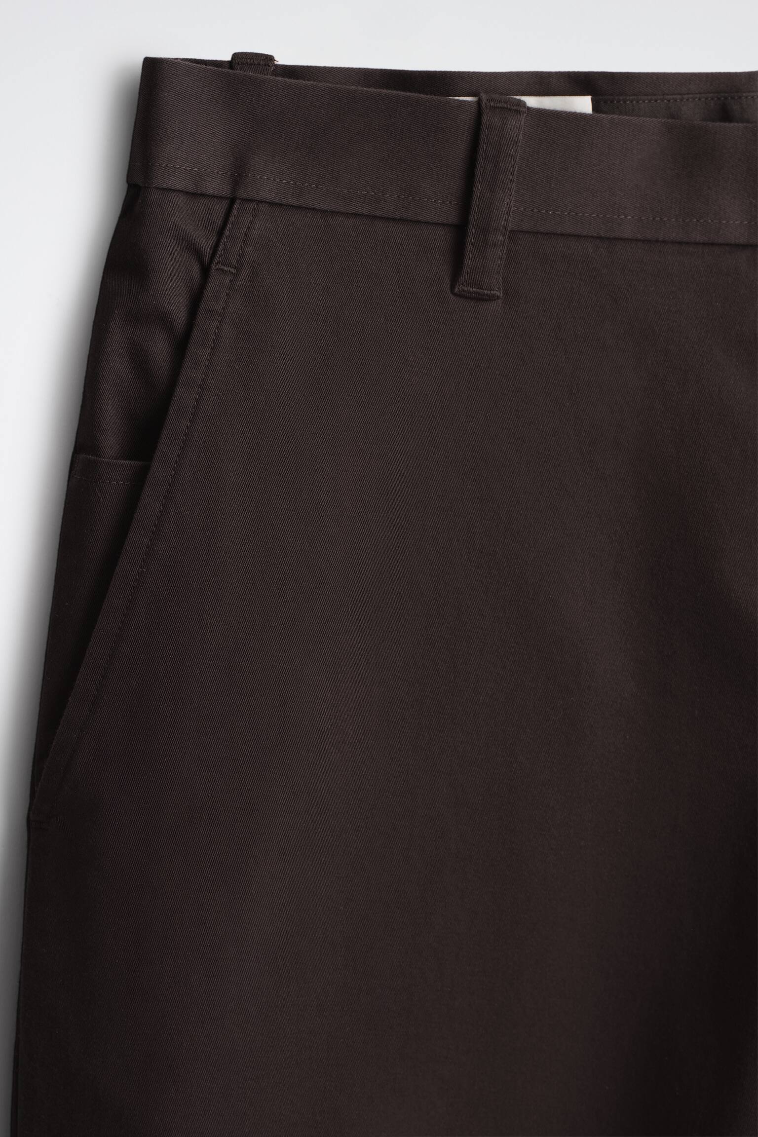 COTTON SLIM-FIT STRAIGHT-LEG CHINOS - חום/בז' - 7