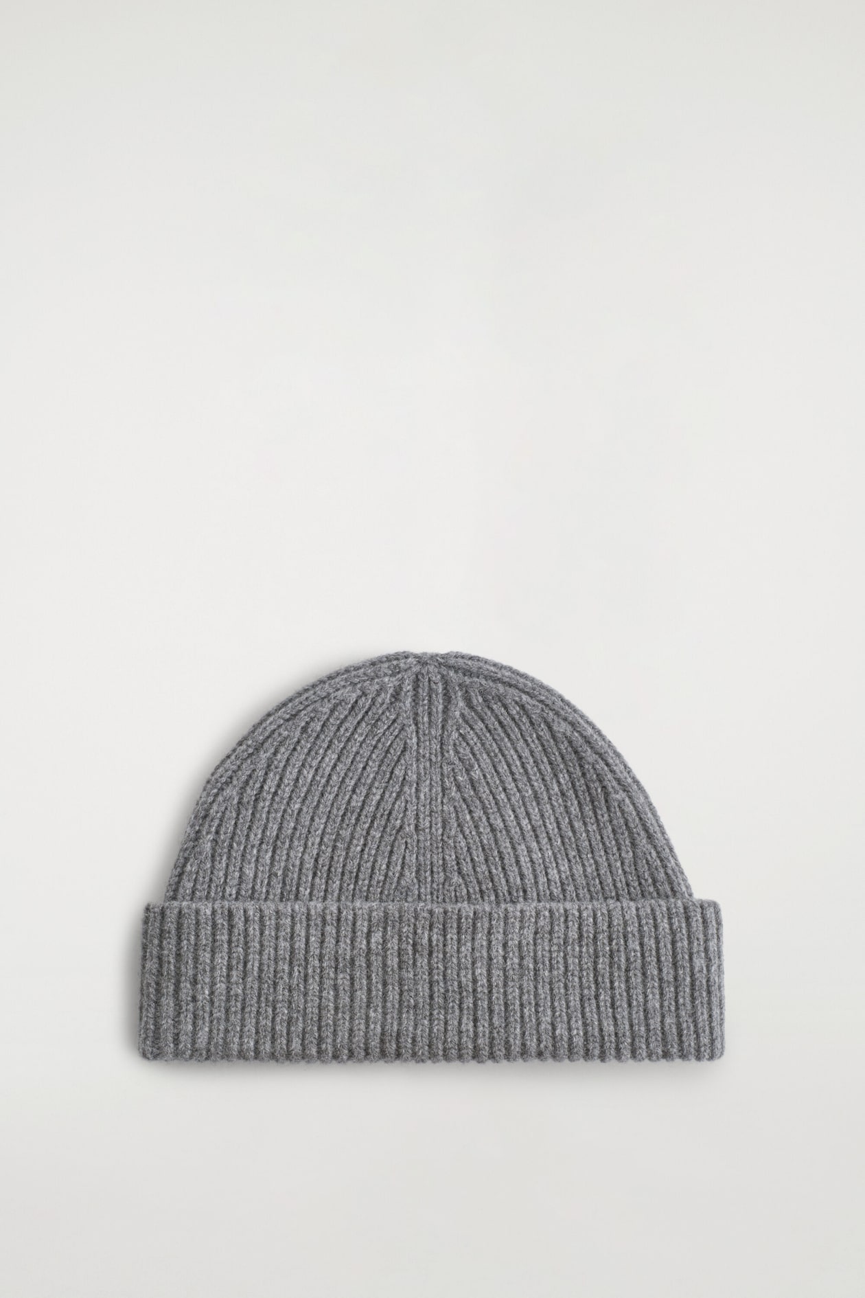 CHUNKY RIBBED WOOL BEANIE — GREY MÉLANGE