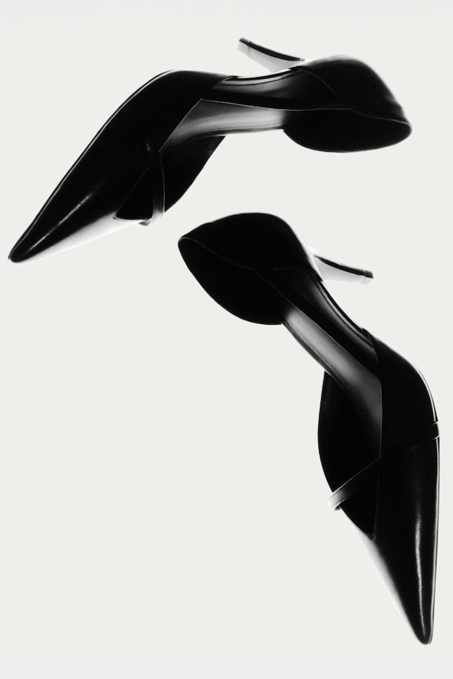 STRAP-DETAIL LEATHER PUMPS — BLACK
