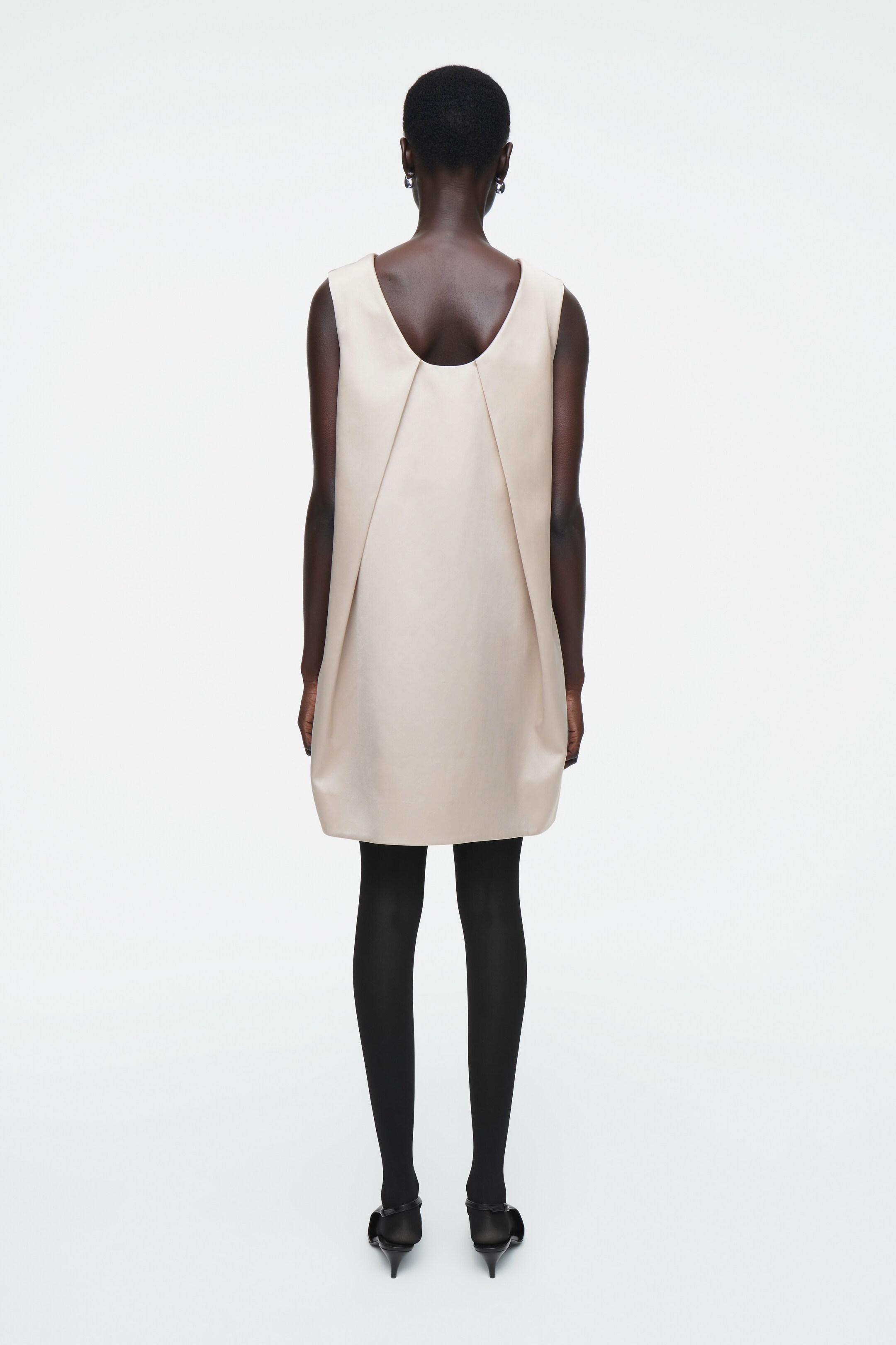 Agrandir l'image: ROBE COURTE SATINÉE À ENCOLURE NAGEUR - HUÎTRE - FEMME | H&M CH 2