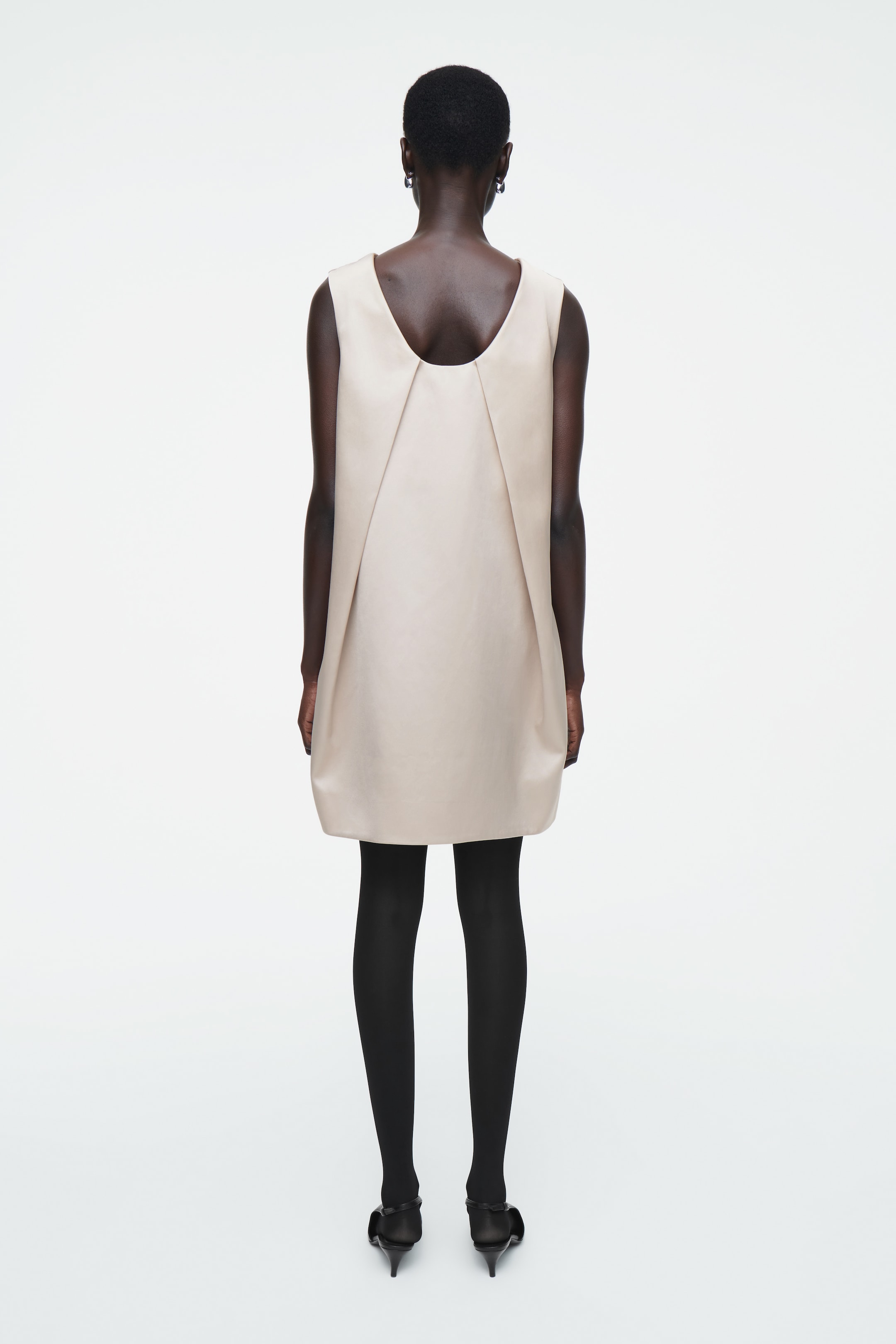 Grösseres Bild ansehen: MINIKLEID AUS SATIN MIT RACER-AUSSCHNITT - BEIGE - DAMEN | H&M CH 2