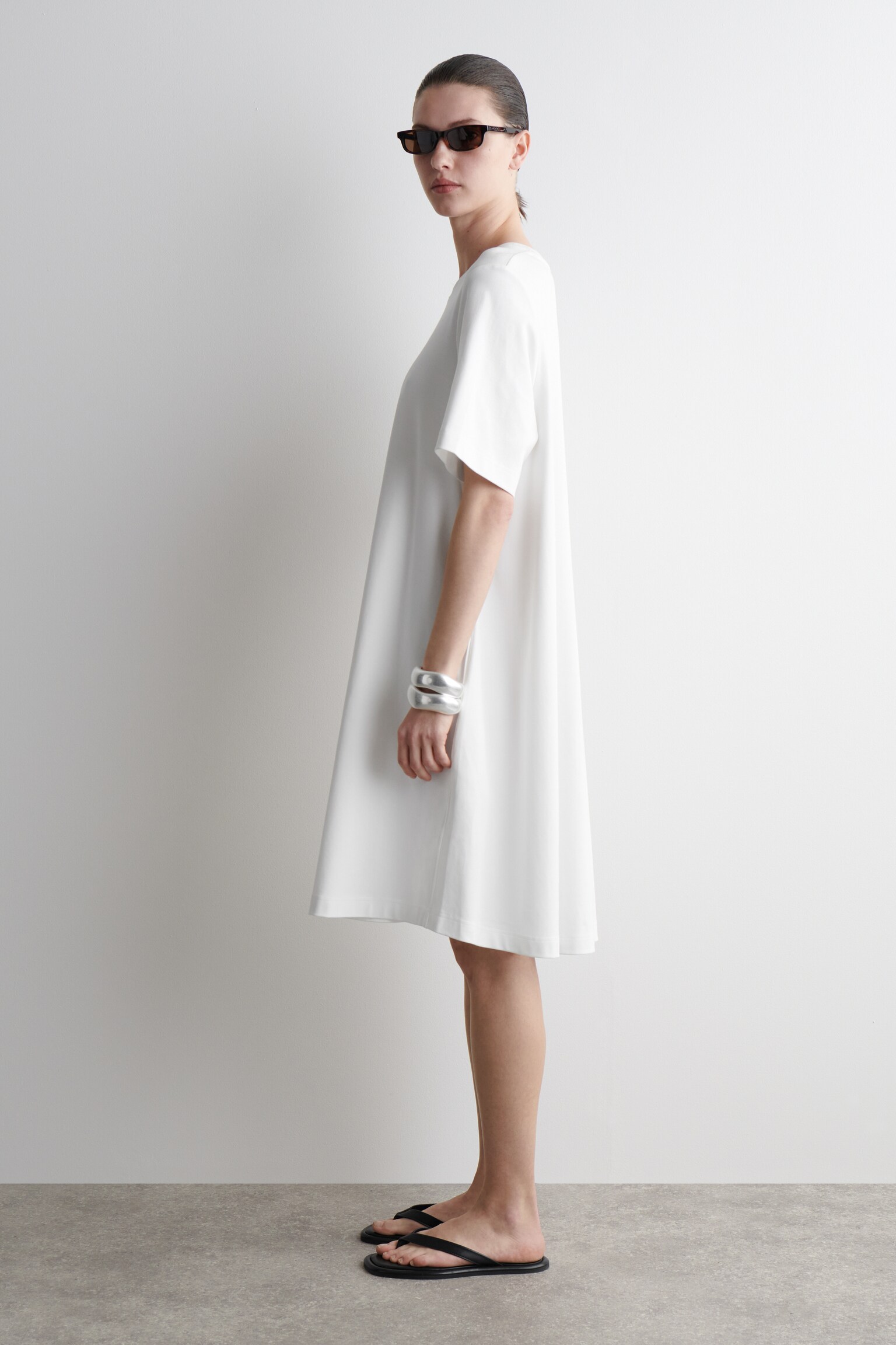 VESTIDO-CAMISETA CORTO ACAMPANADO - BLANCO/NEGRO/ROJO - 5