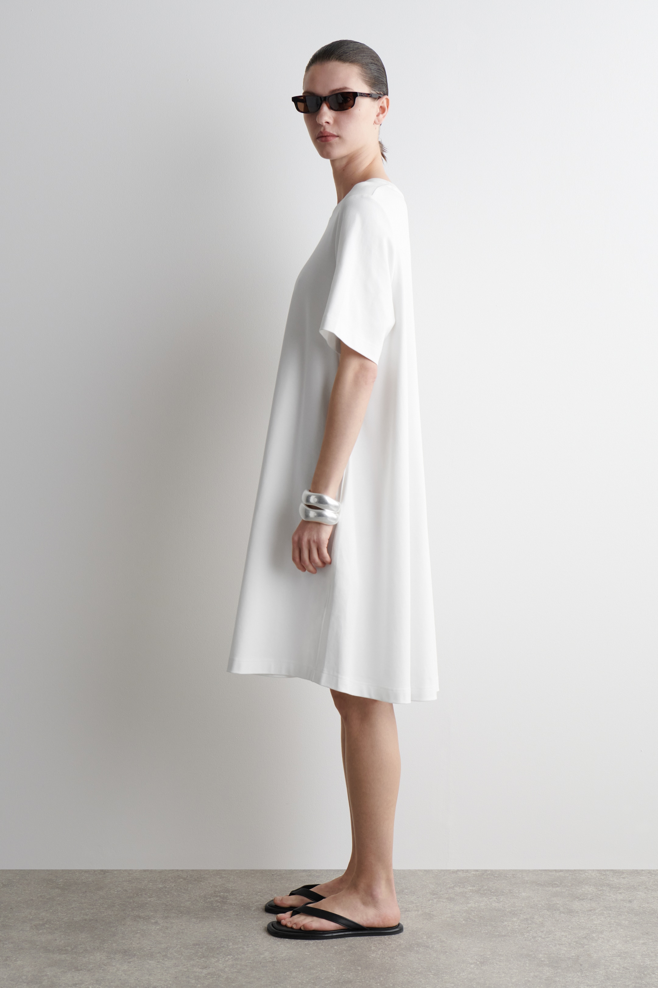 Größeres Bild anzeigen: KURZES T-SHIRT-KLEID IN A-LINIE - WEISS - Ladies | H&M AT 3