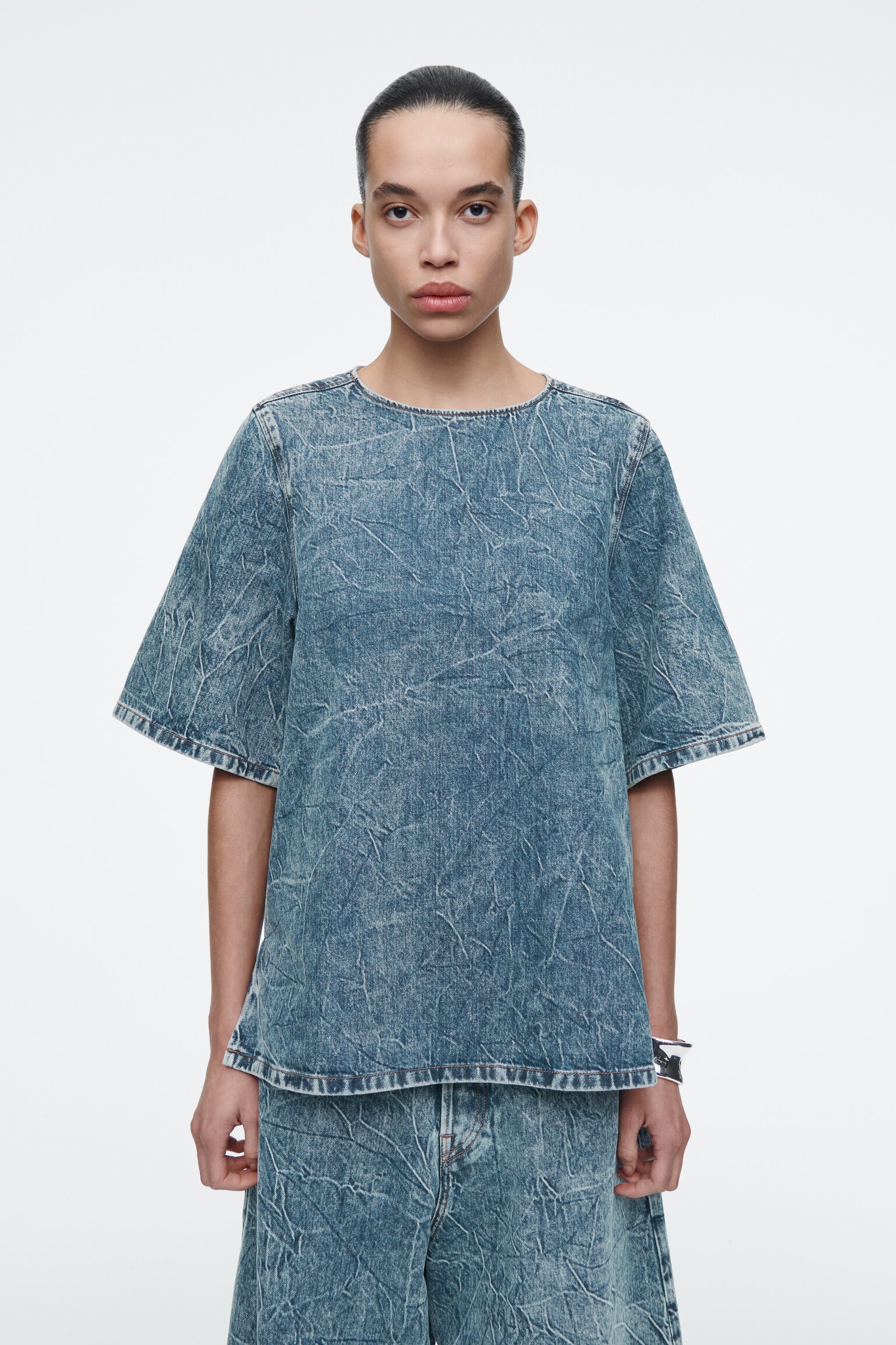 KURZÄRMLIGES OBERTEIL AUS GEWASCHENEM DENIM - Blau