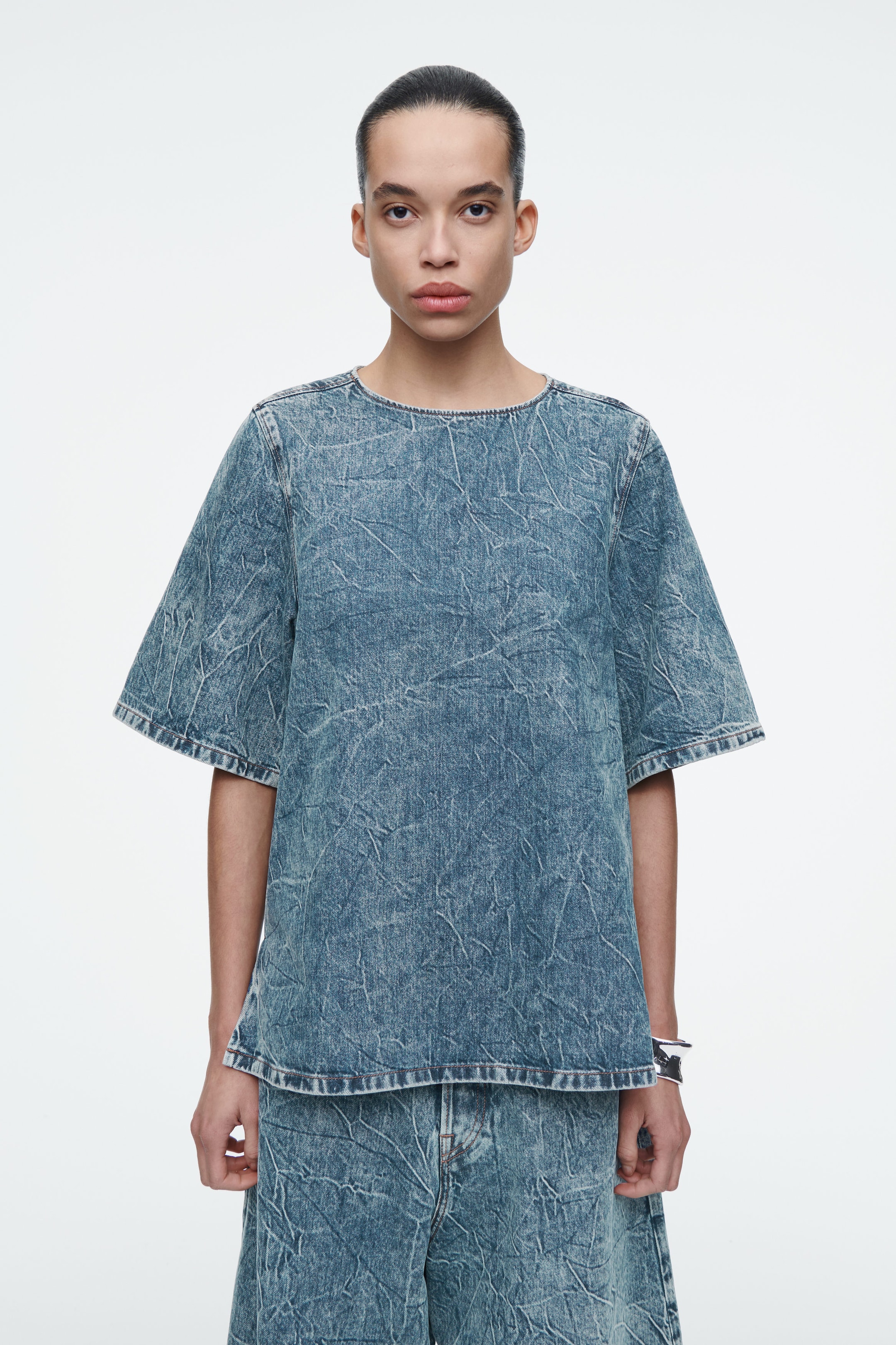 KORTÄRMAD TOPP I TVÄTTAD DENIM
