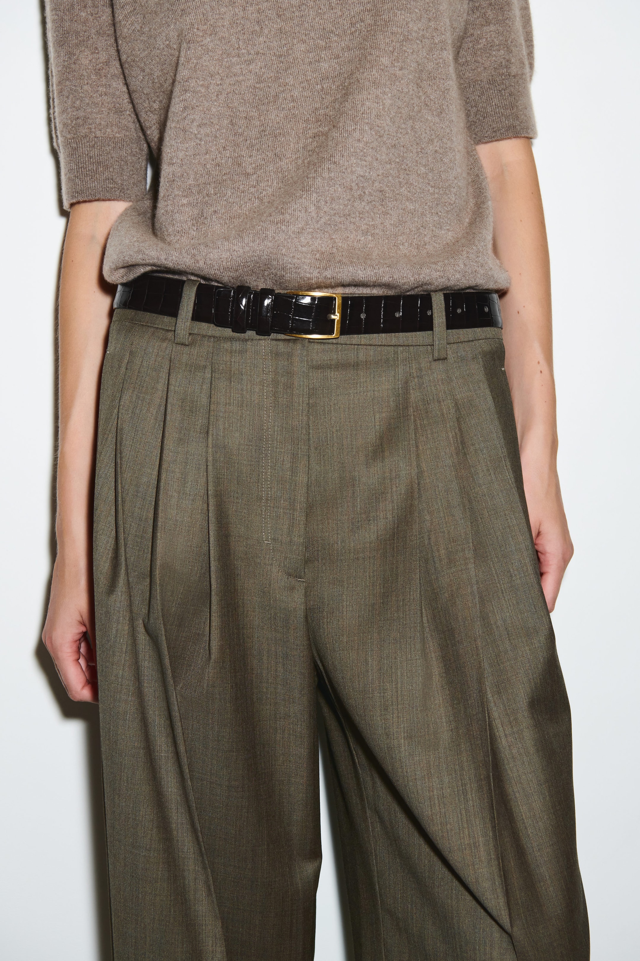 PLEATED BARREL-LEG WOOL TROUSERS