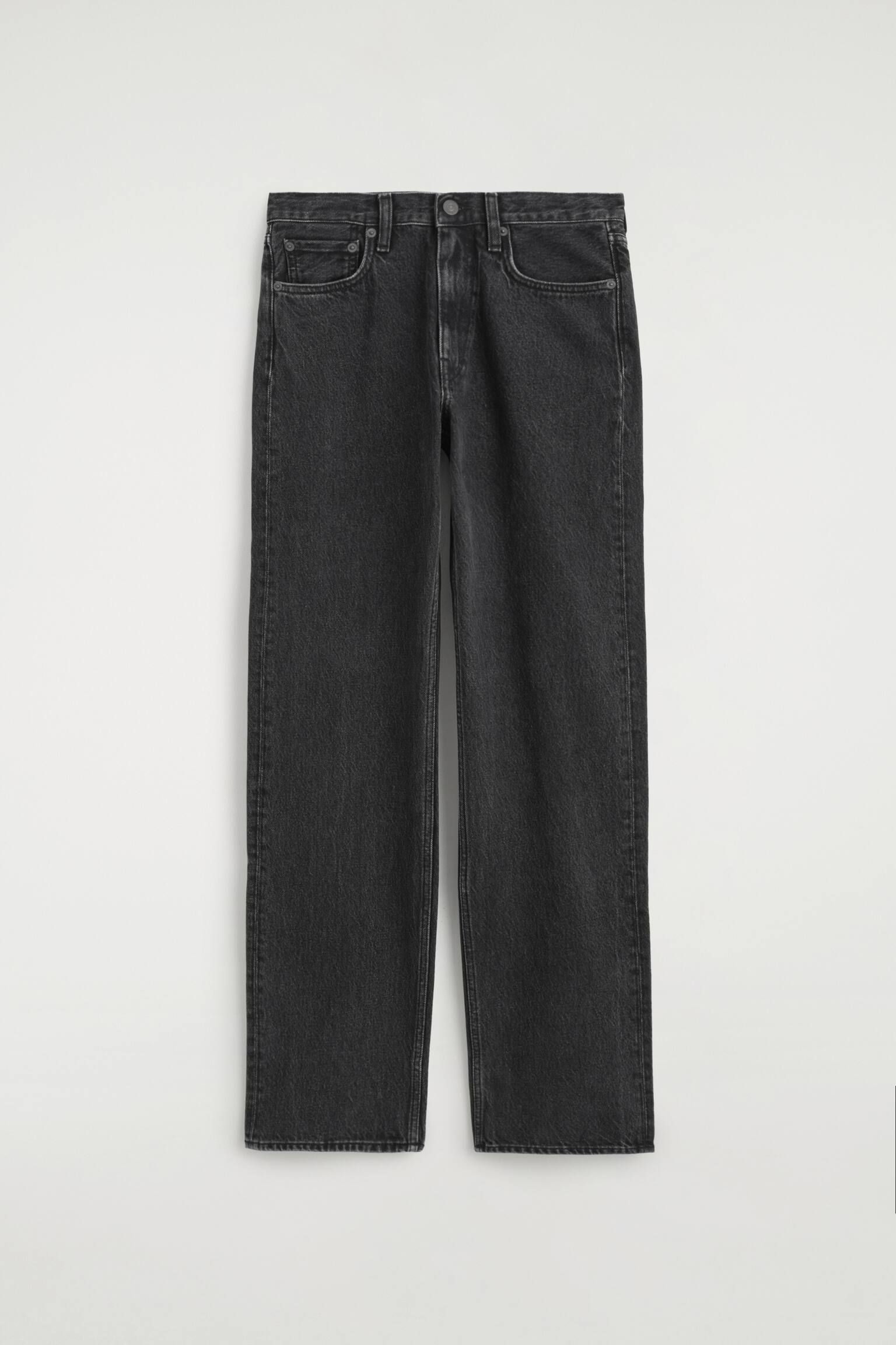 Le jean Chord Ã  jambe droite est suspendu de face, mettant en valeur un dÃ©lavage noir dÃ©lavÃ©, une conception classique Ã  cinq poches, des passants de ceinture et une silhouette Ã  jambe droite. - 1