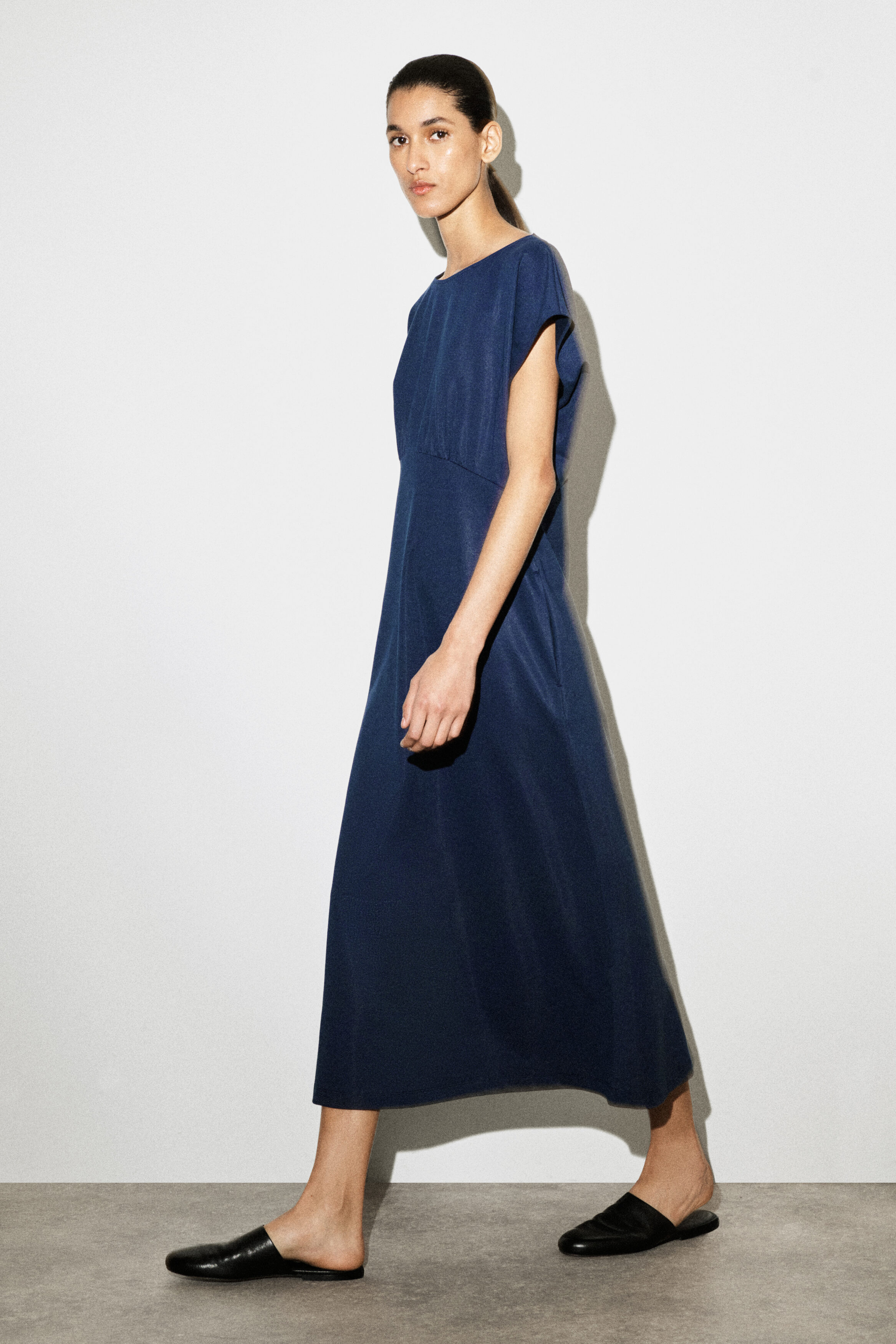 COS Women's Sculpted Gathered Jersey Midi Dress in Dark Blue | Cotton | Size: Medium
