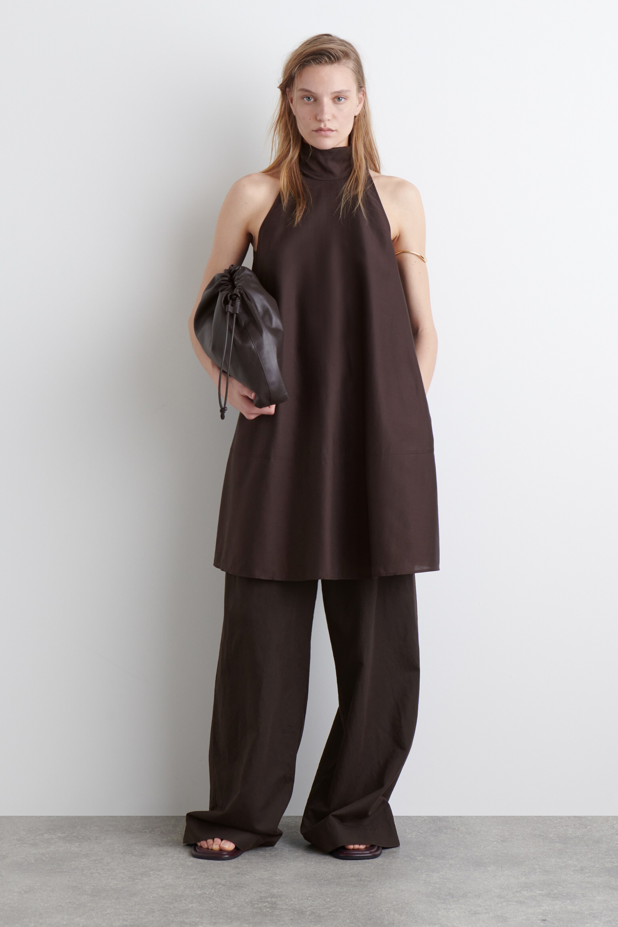 Ver imagen más grande: VESTIDO CORTO FLUIDO CON CUELLO HALTER - MARRÓN OSCURO - MUJER | H&M ES 2