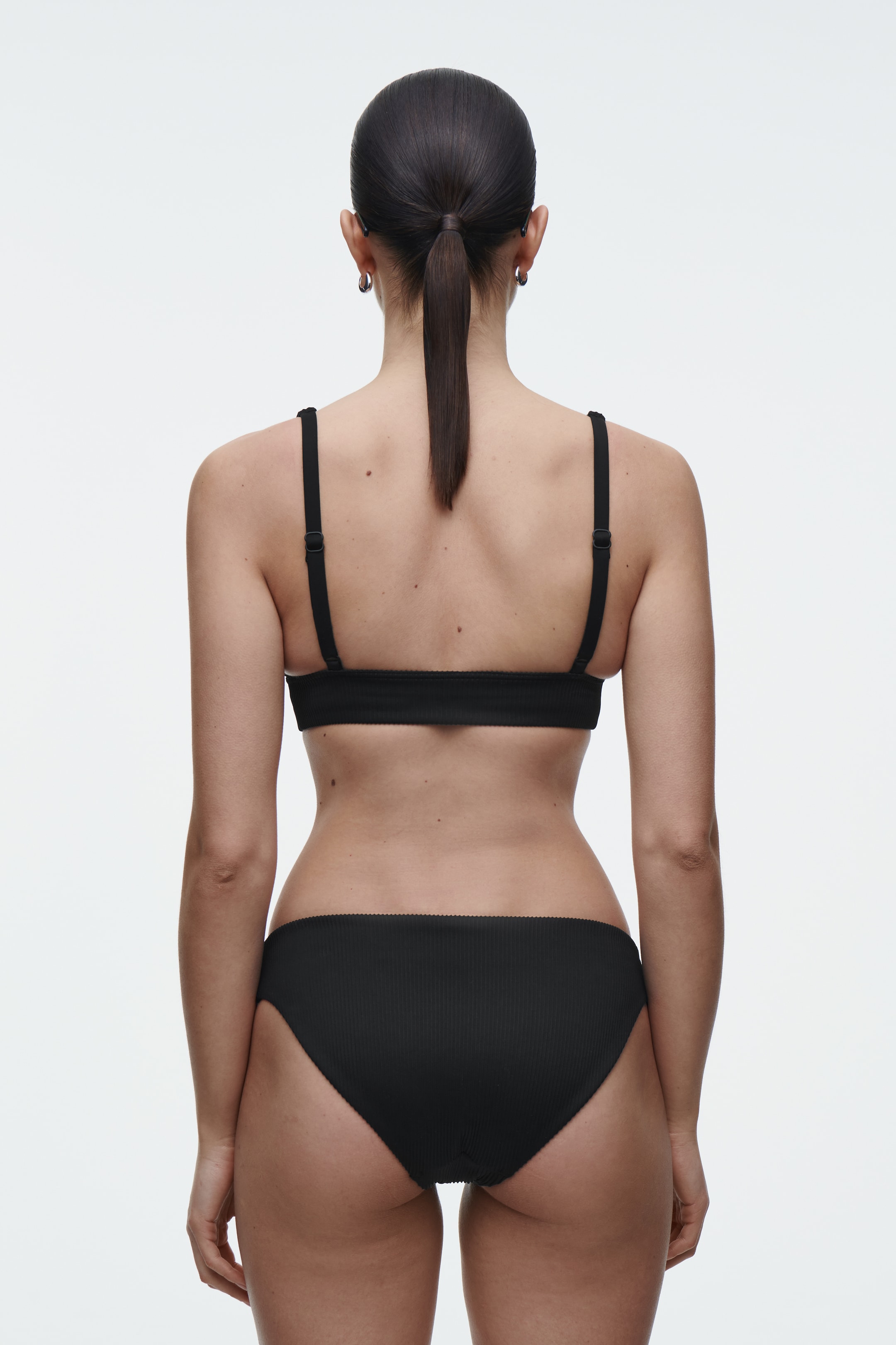 Zobrazit větší obrázek: ŽEBROVANÝ BIKINI TOP - ČERNÁ - ŽENY | H&M CZ 2