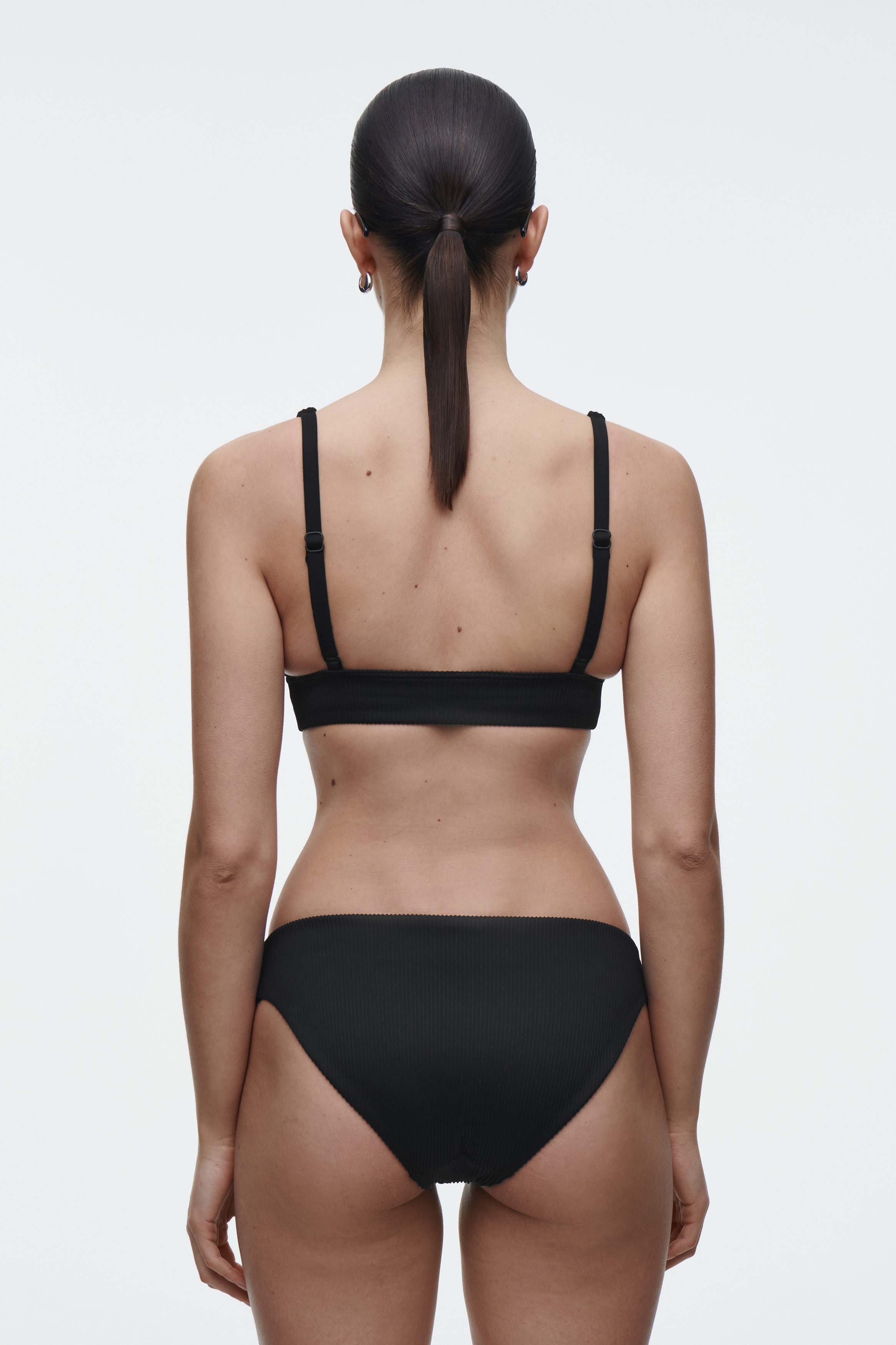 RIBBED HIGH-APEX BIKINI TOP - BLACK | COS