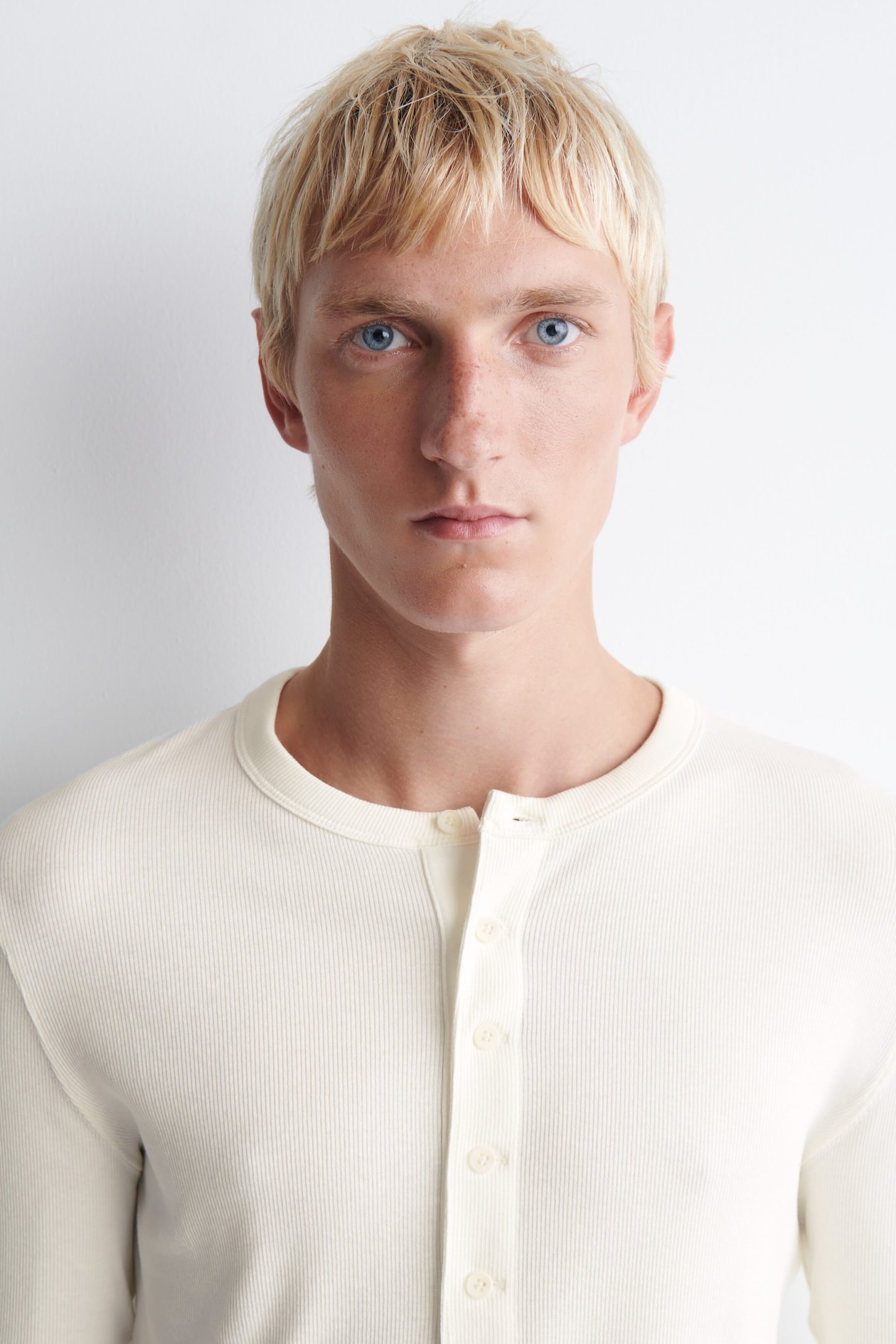 SLIM RIBBED COTTON LONG-SLEEVED HENLEY T-SHIRT — OFF WHITE