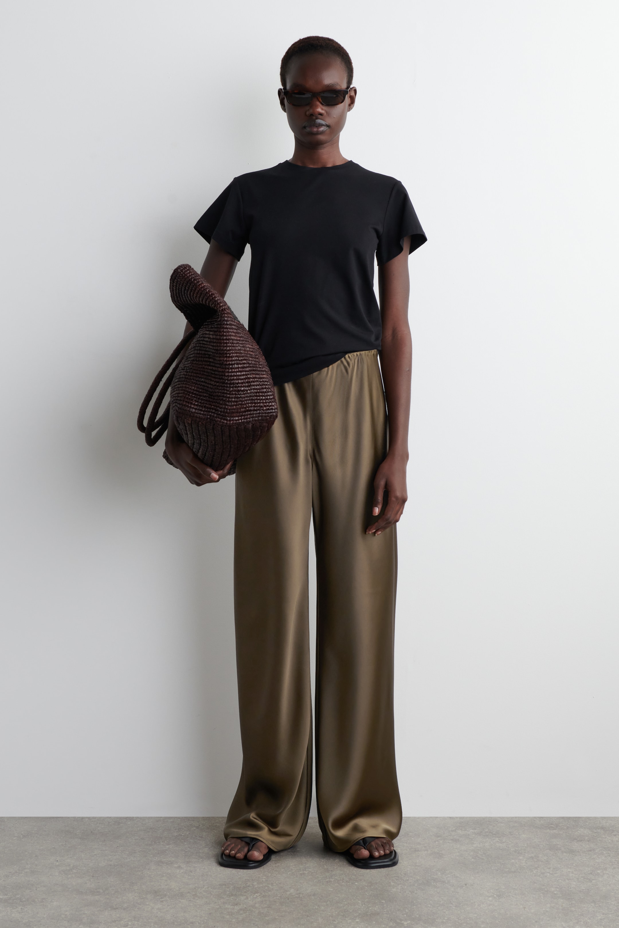 Ver imagen más grande: PANTALONES ANCHOS DE SATÉN - MARRÓN - MUJER | H&M ES 1