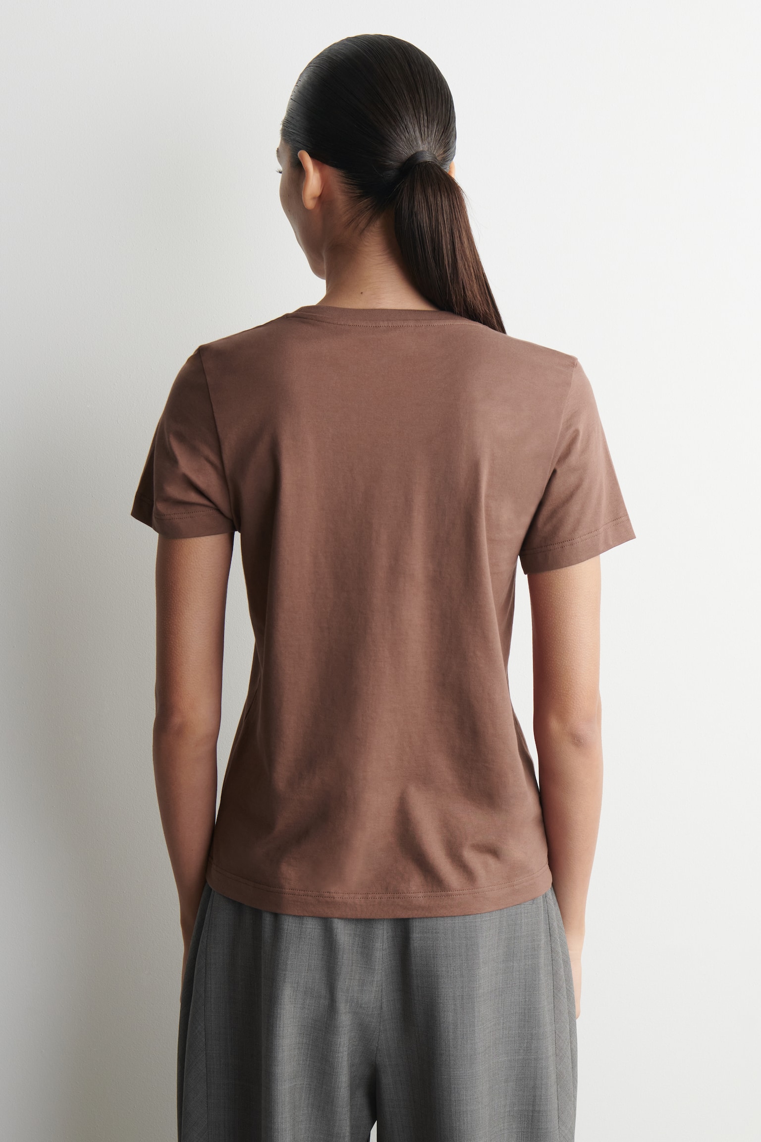 BAUMWOLL-T-SHIRT MIT RUNDHALSAUSSCHNITT-BRAUN - 4