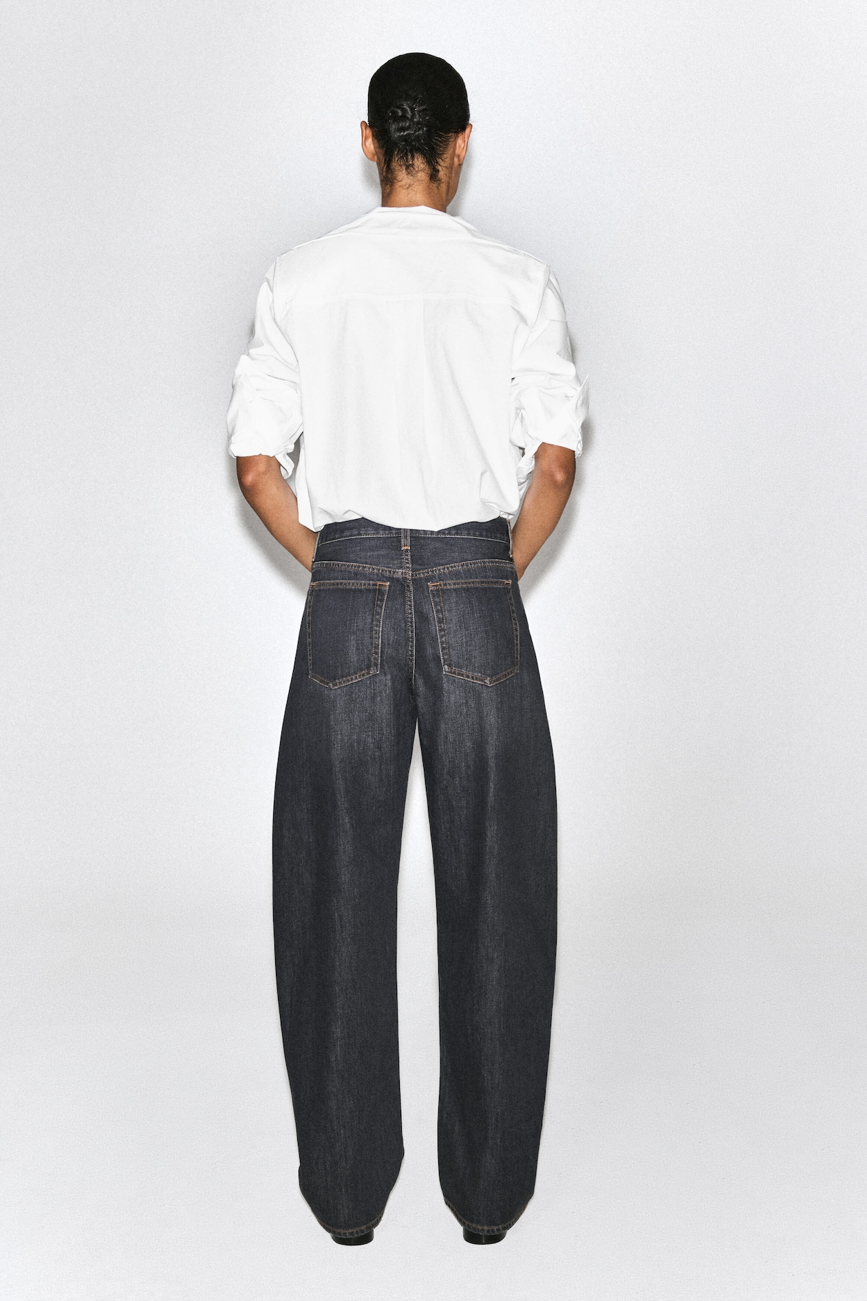 INLET CURVED-LEG JEANS — DARK GRAY