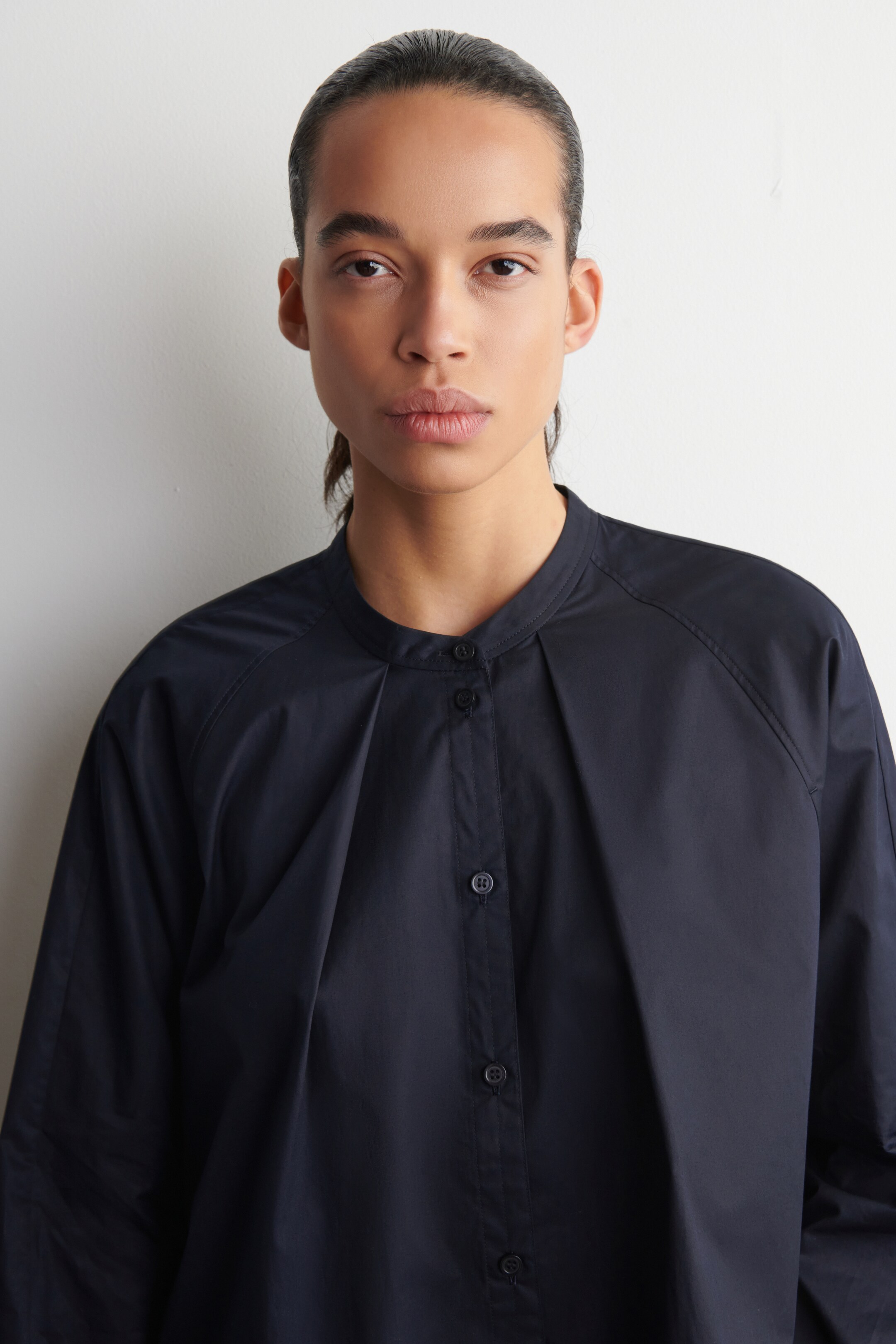 Grotere afbeelding bekijken: KATOENEN HEMD MET OUDERWETSE KRAAG - MARINEBLAUW - DAMES | H&M BE 5