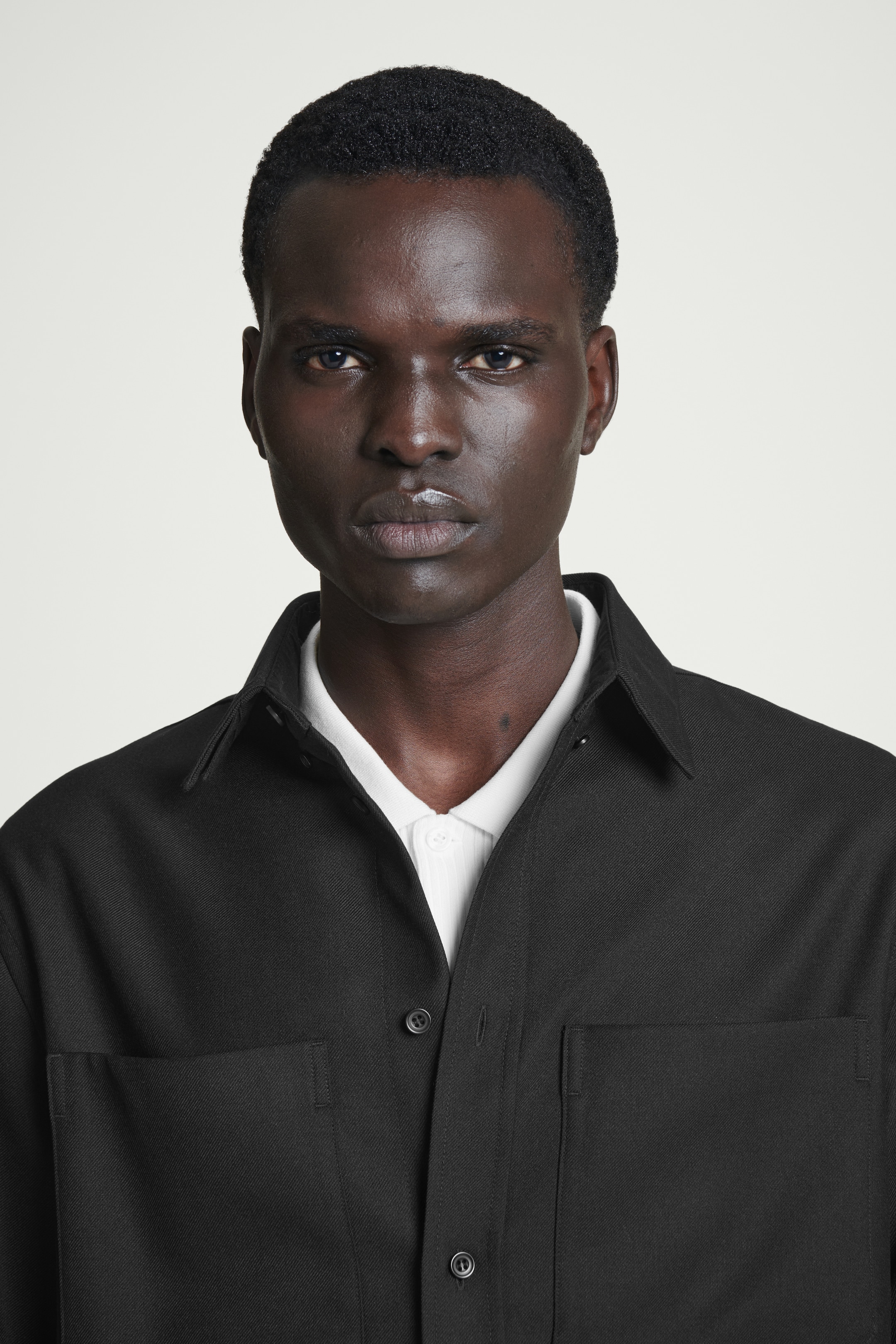 Visa större bild: AVSLAPPNAD UTILITY-SKJORTA I ULLBLANDNING - SVART - HERR | H&M SE 6