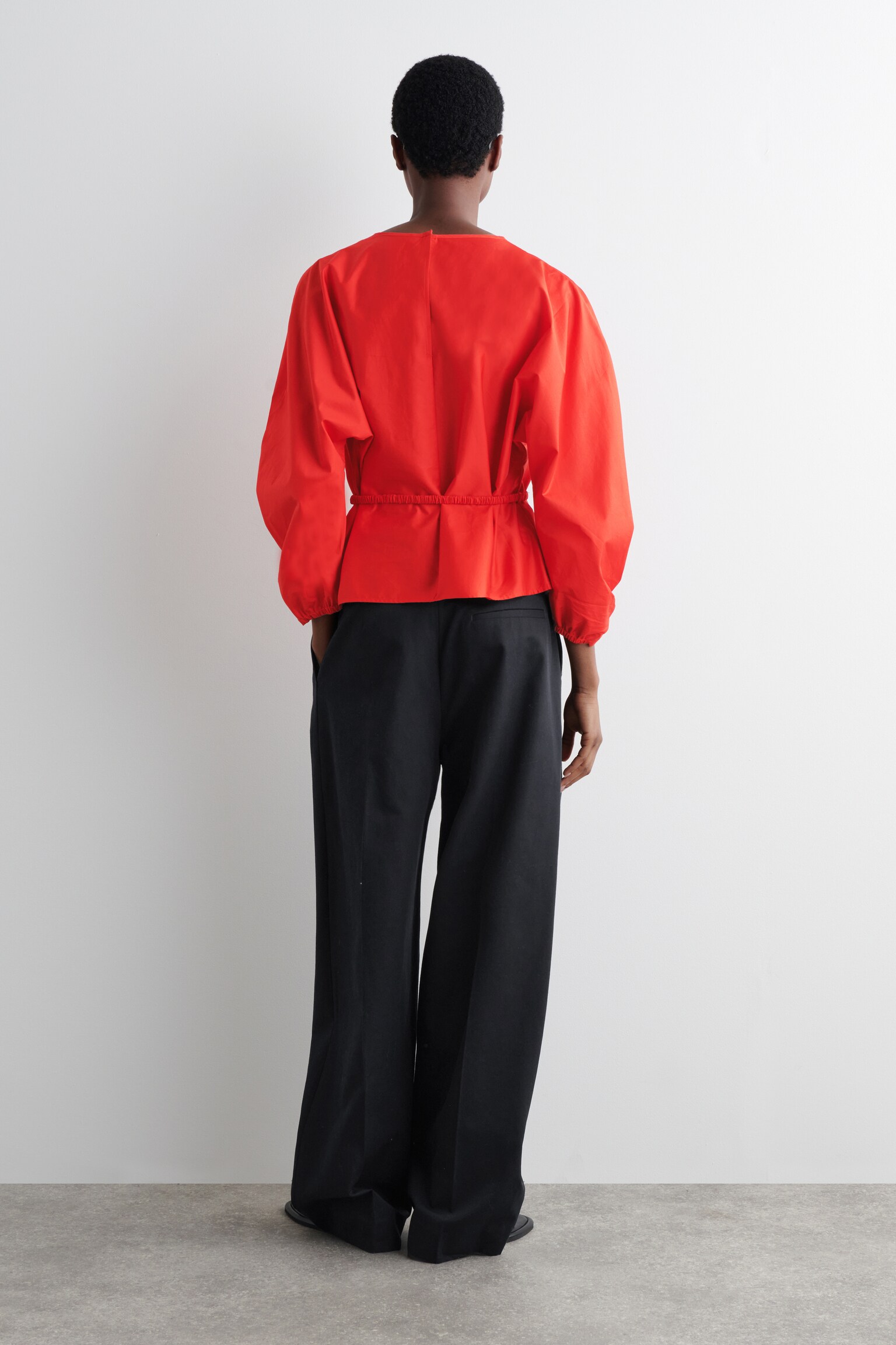 BLUSA CON VOLANTE Y DETALLE DE CORDÓN - ROJO/AZUL MARINO - 8
