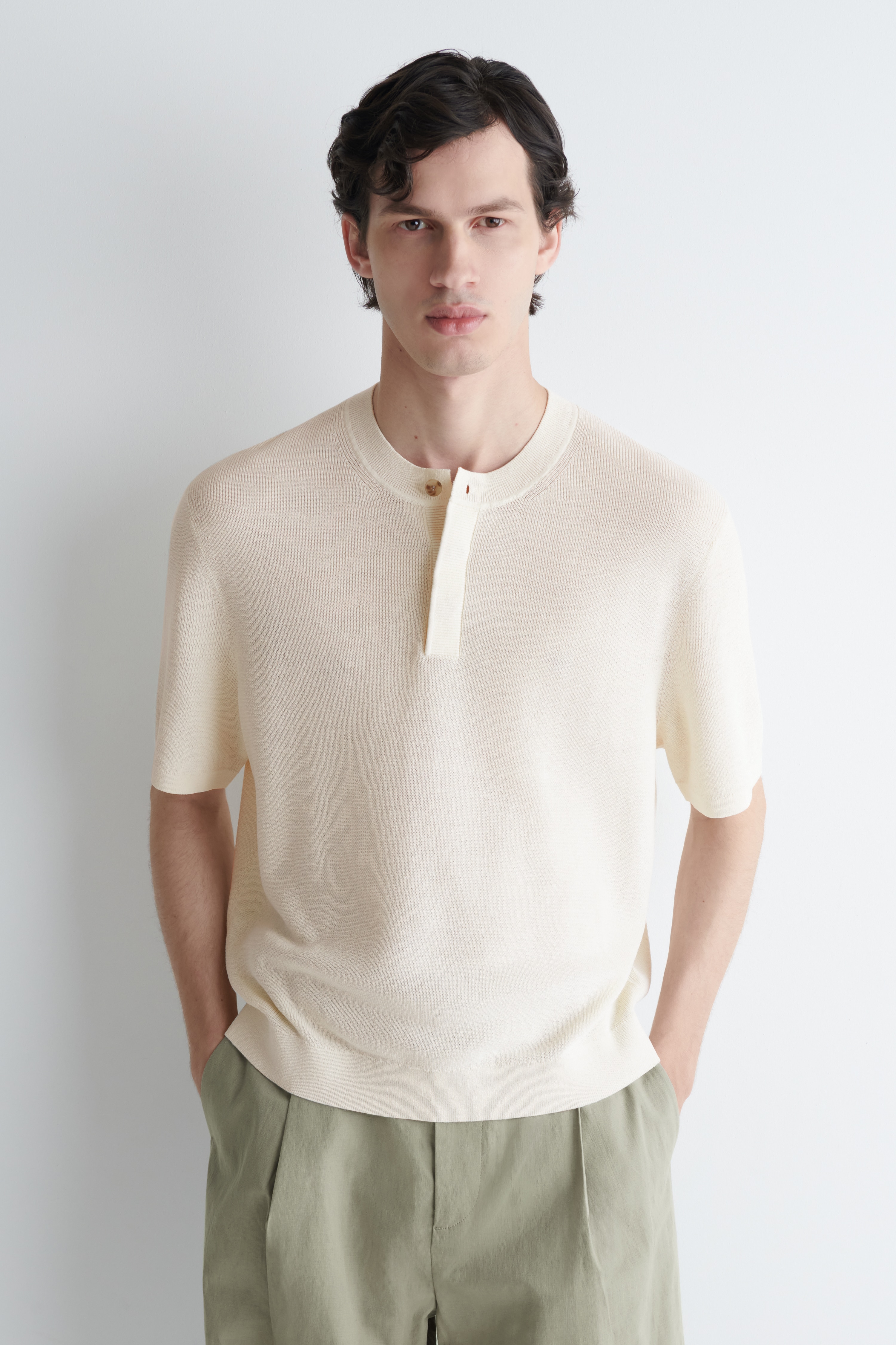 STRIKKET HENLEY-T-SHIRT I HØR - OFFWHITE