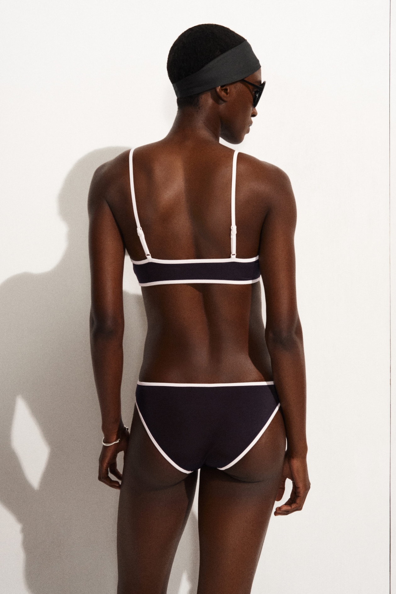 CONTRAST-TRIMMED SCOOP-NECK BIKINI TOP — NAVY / WHITE