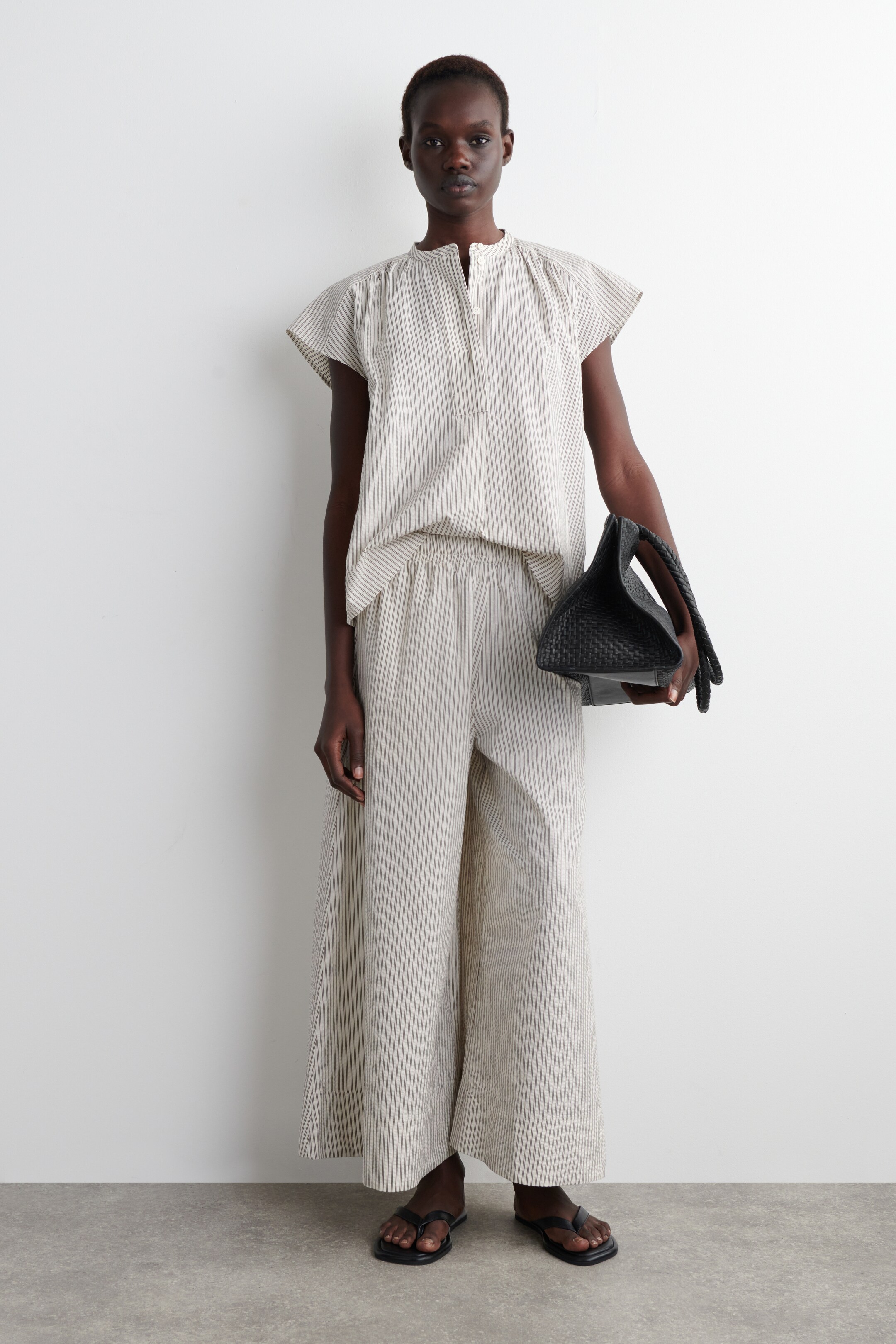 Agrandir l'image: BLOUSE À MANCHES ÉVASÉES EN CRÊPE RAYÉ - BLANC / RAYURES - FEMME | H&M BE 2