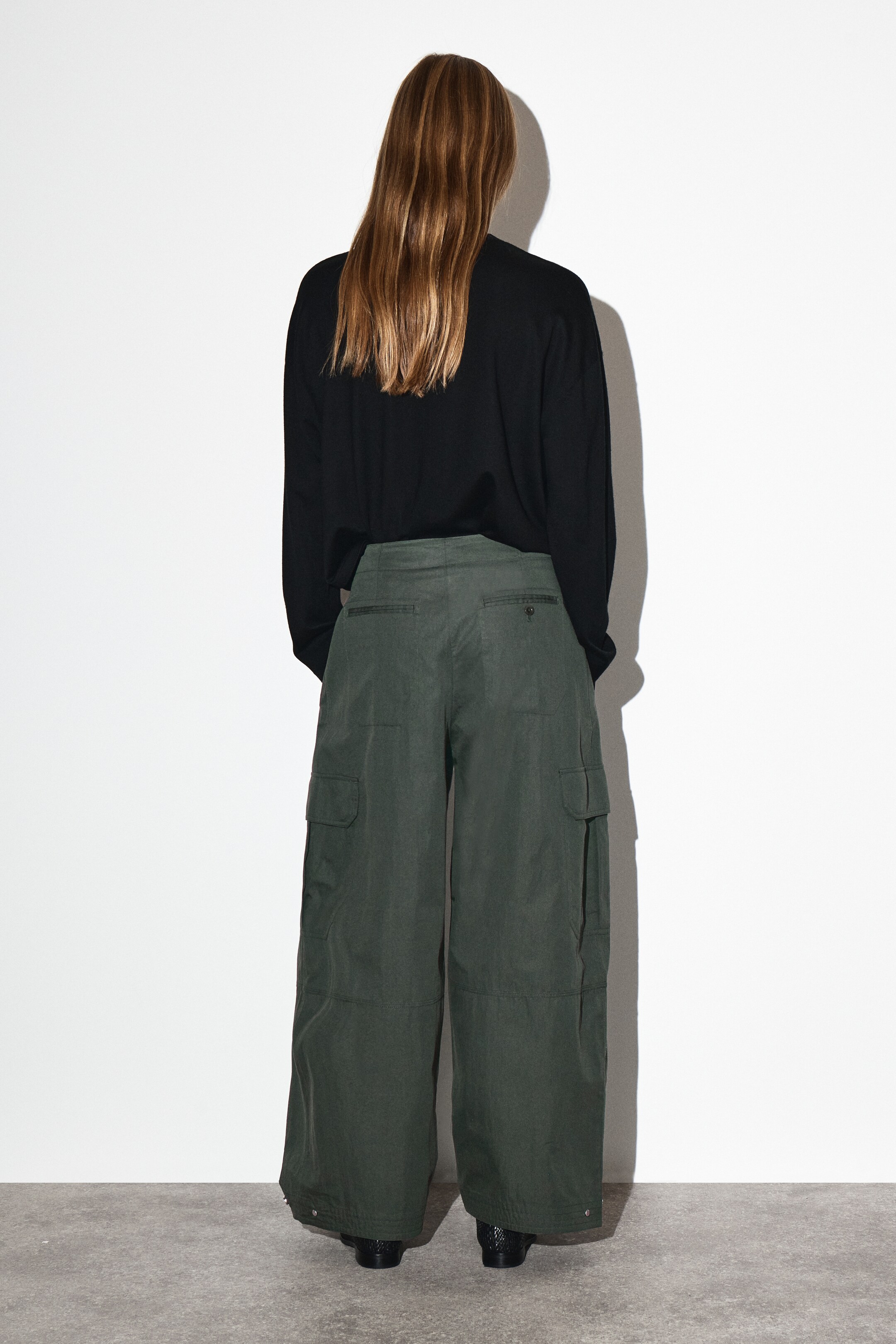Ingrandisci l'immagine: UTILITY BARREL-LEG TROUSERS - DARK GREEN - DONNA | H&M CH 2