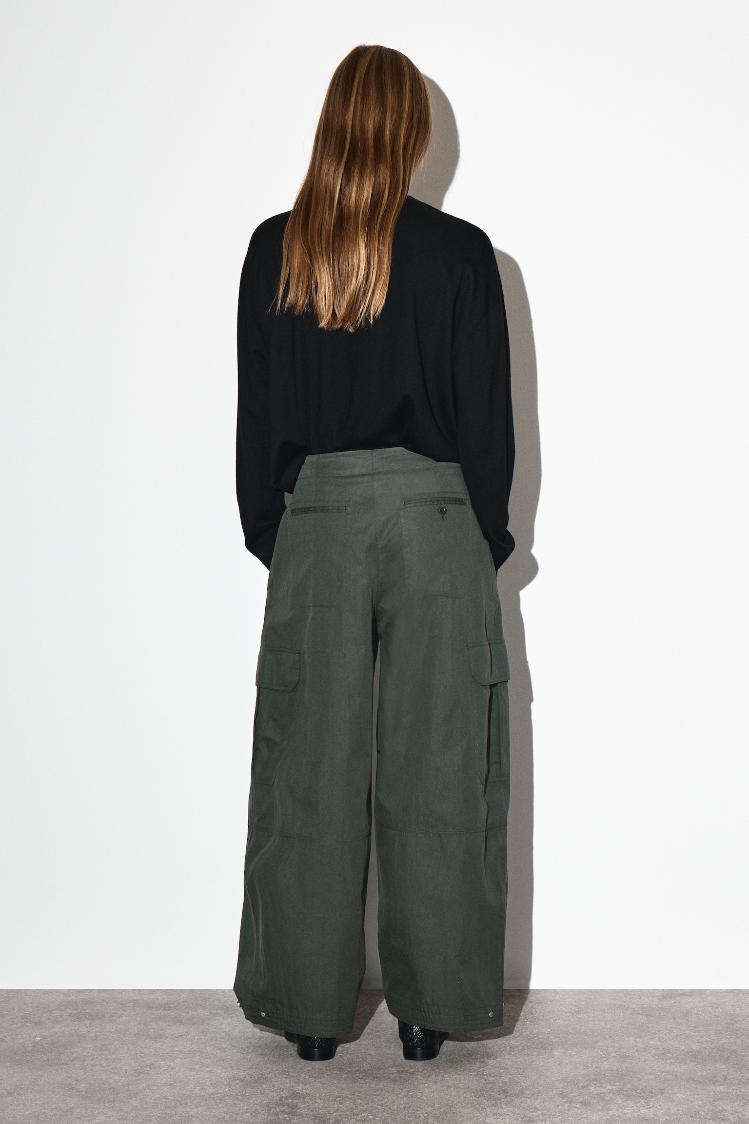 PANTALONI IN STILE UTILITY CON TAGLIO BARREL LEG - VERDE SCURO - 6