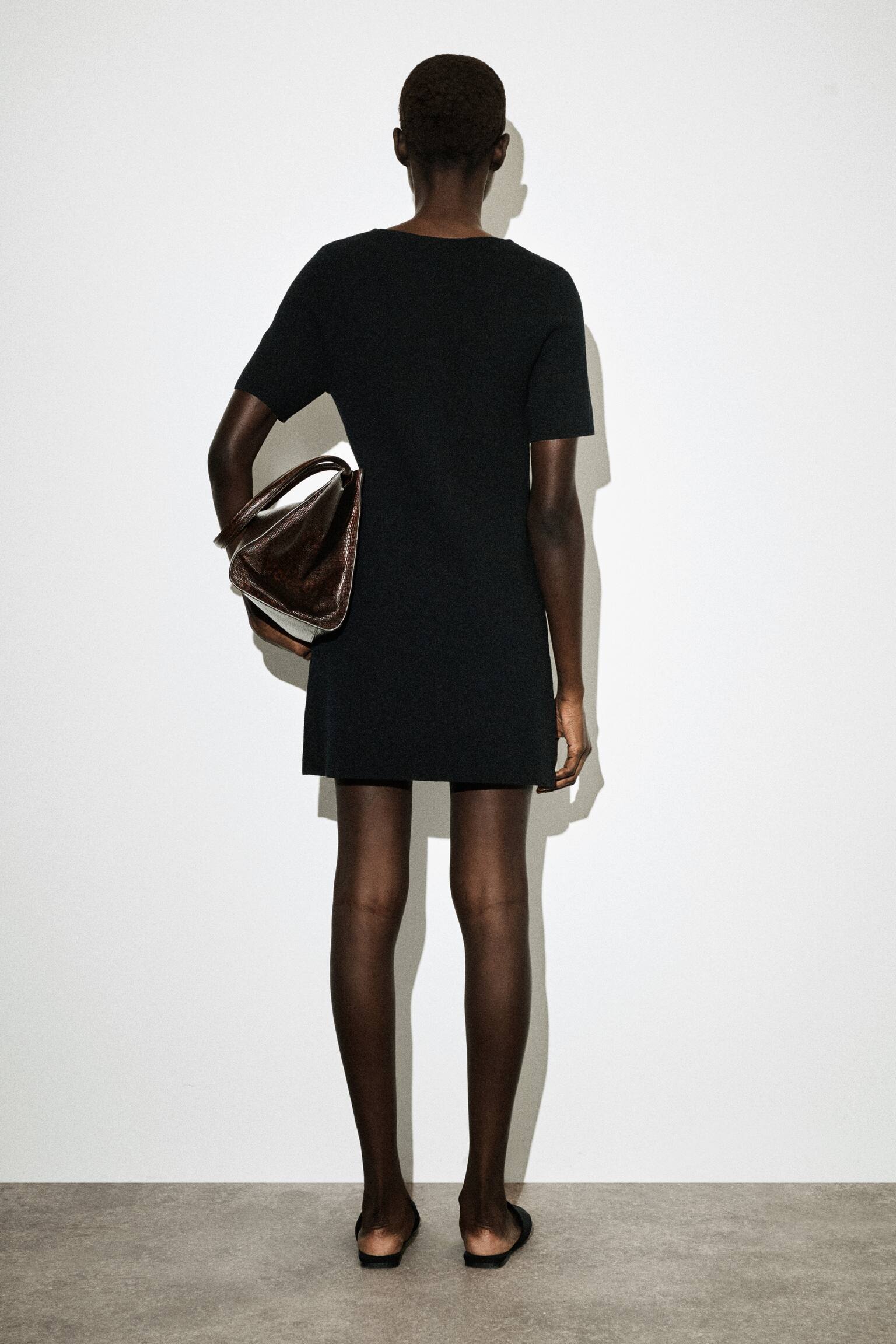 MINI ŠATY Z MILÁNSKÉHO ÚPLETU S KNOFLÍKY - ČERNÁ - 5