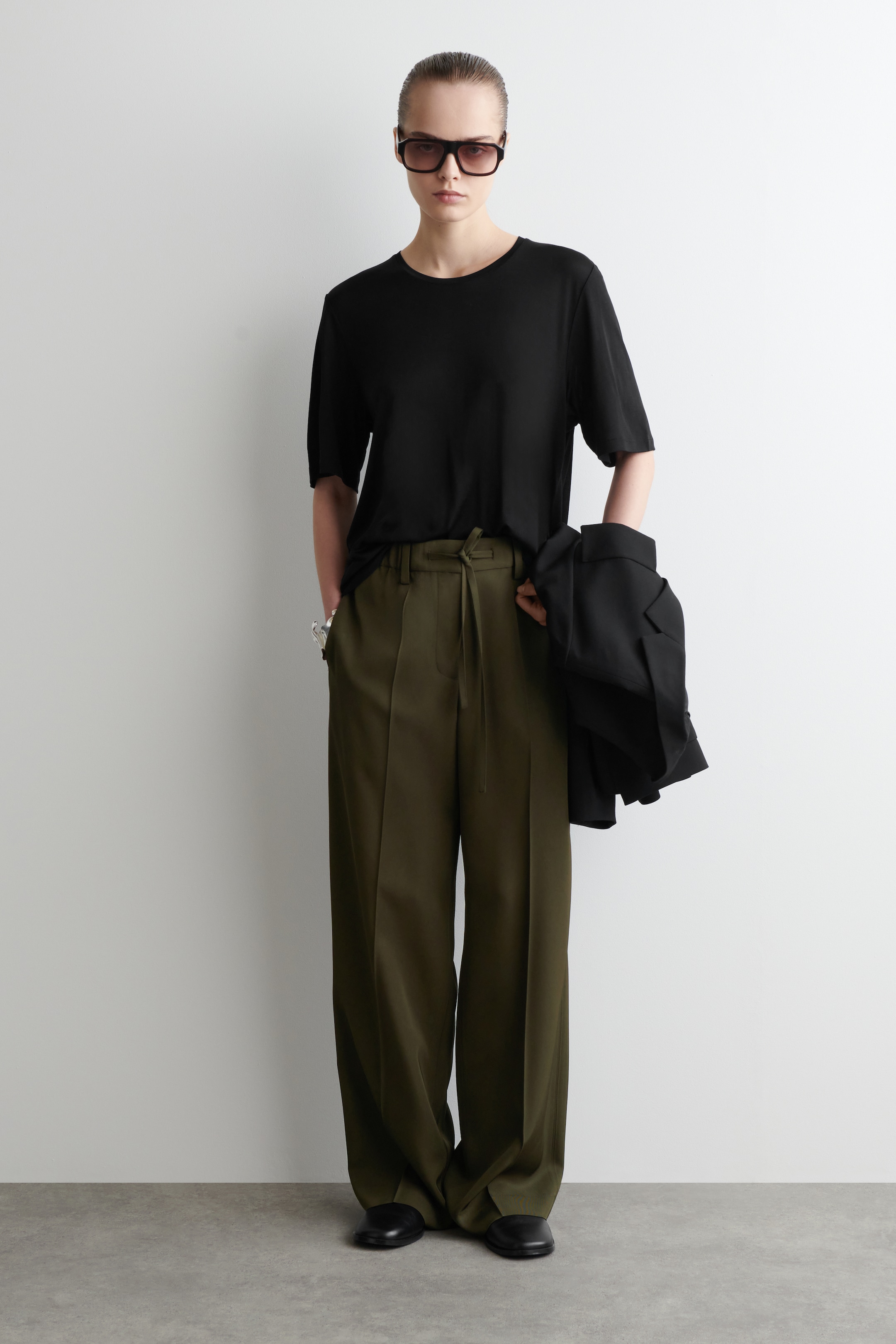 Visualizza immagine più grande: T-SHIRT IN SETA - NERO - DONNA | H&M IT 2