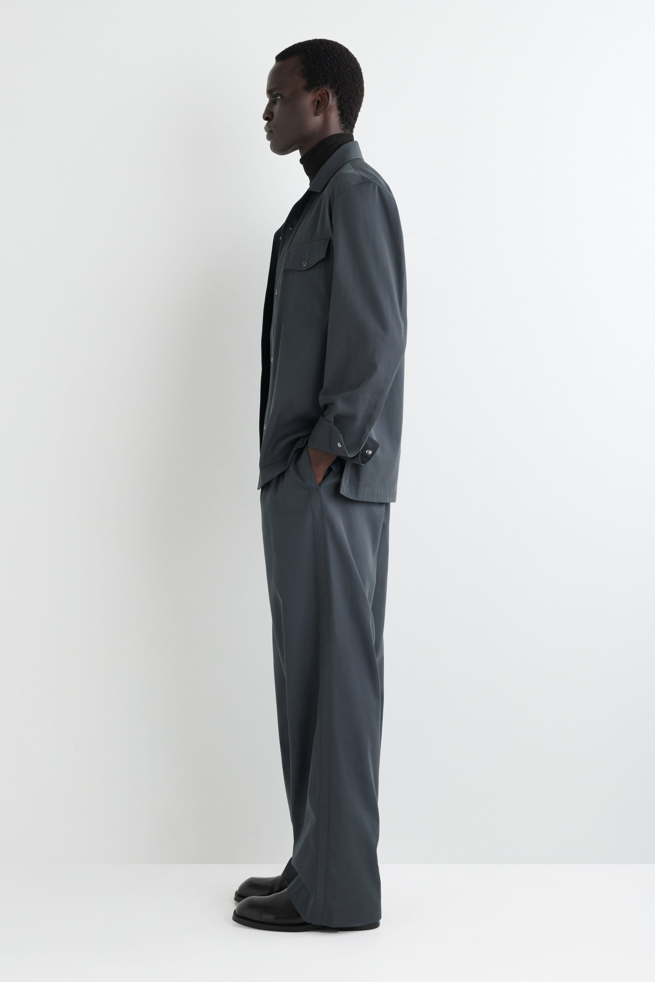 PLEATED WIDE-LEG PANTS