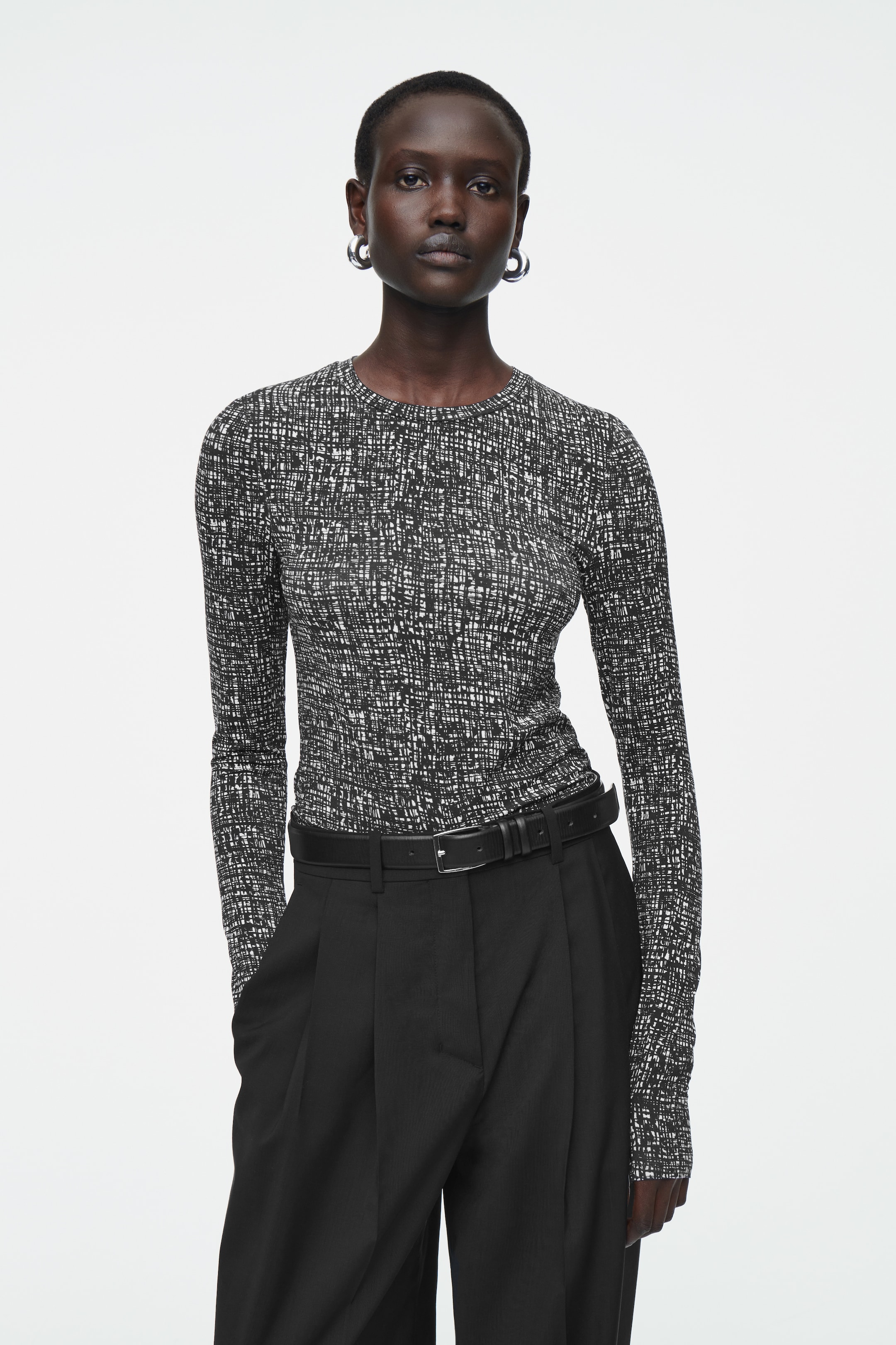 Grotere afbeelding bekijken: SLANKE LICHTGEWICHT LANGEMOUWEN TOP - BLACK / WHITE - DAMES | H&M BE 1
