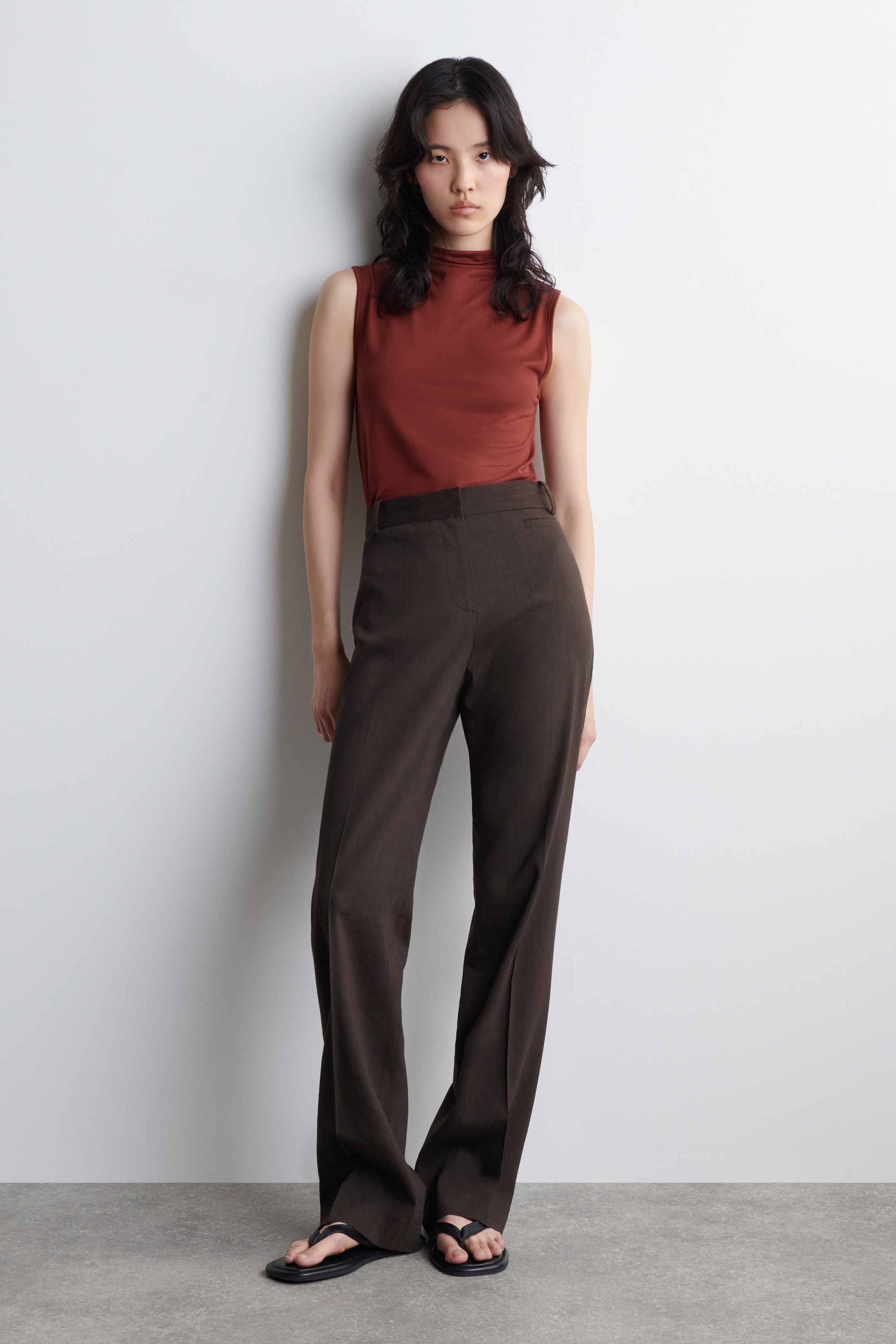 Visualizza immagine più grande: CANOTTA A COLLO ALTO DRAPPEGGIATO - ROSSO SCURO - DONNA | H&M IT 2