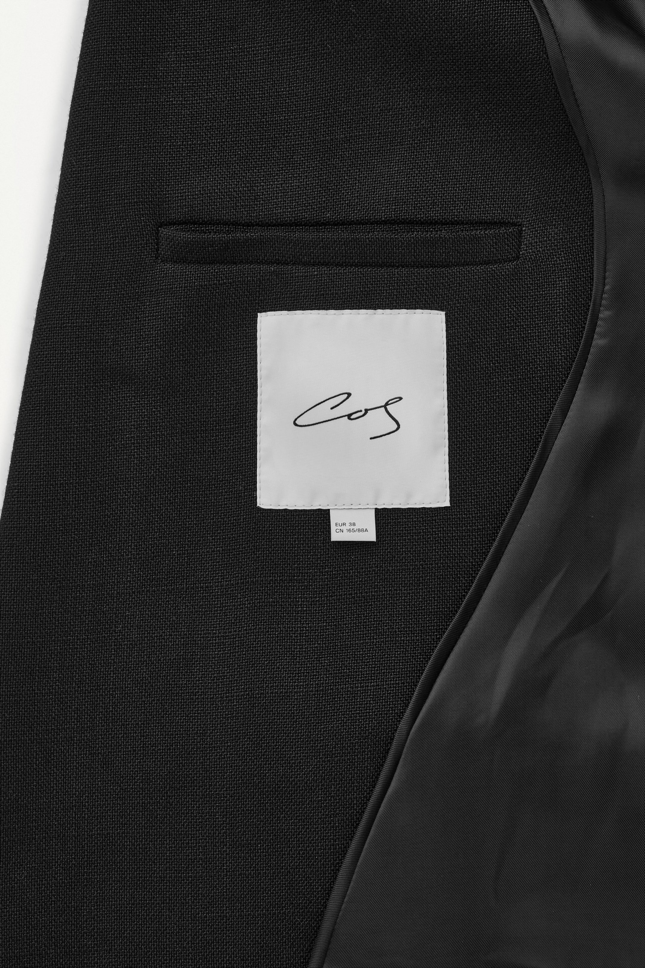 THE PEAK-LAPEL BLAZER